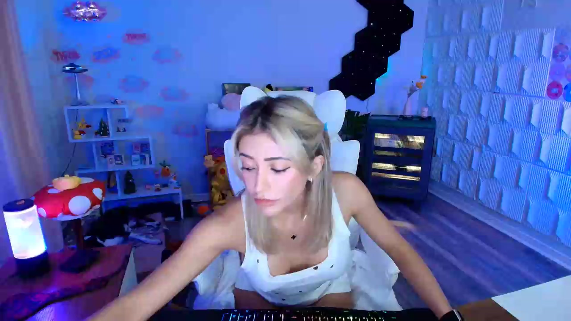 Gallery image thumbnail from kaydolll's myfreecams stream on, 08/13/2026, 01:54 image 18 of 20