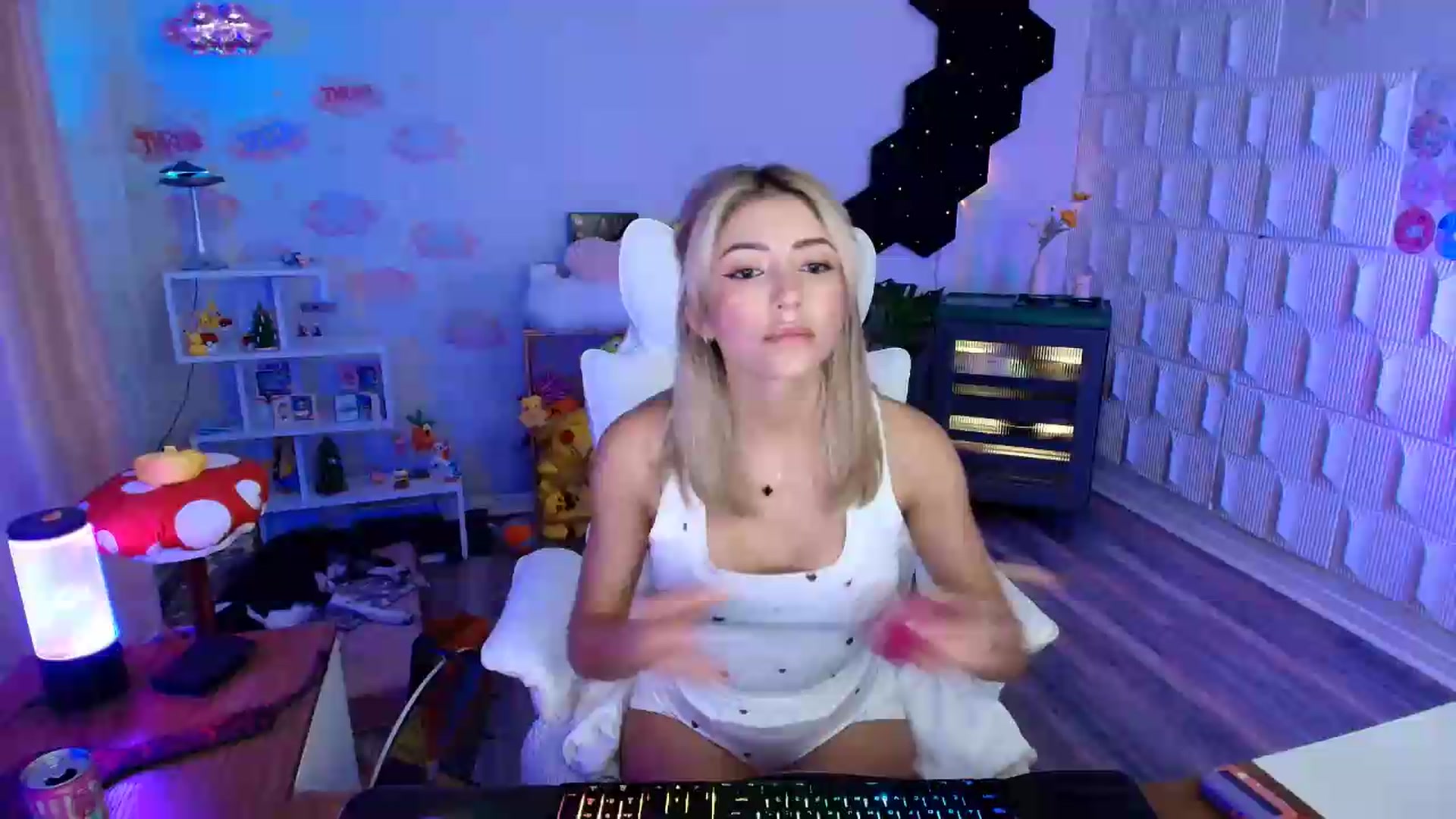 Gallery image thumbnail from kaydolll's myfreecams stream on, 08/13/2026, 01:54 image 12 of 20