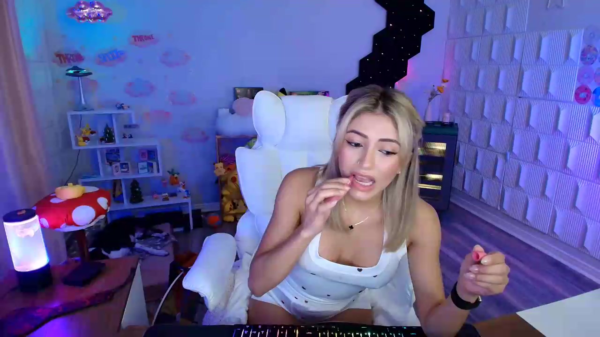Gallery image thumbnail from kaydolll's myfreecams stream on, 08/13/2026, 01:54 image 20 of 20
