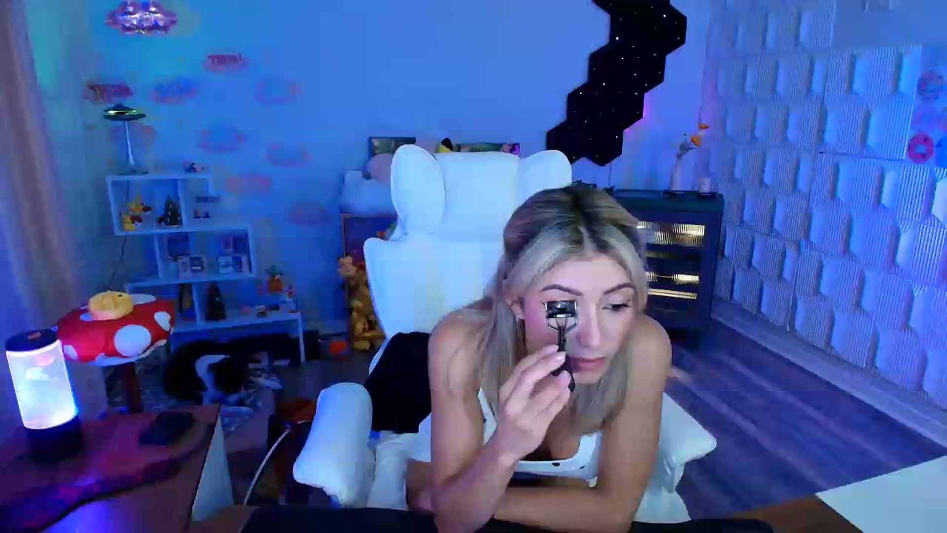 Gallery image thumbnail from kaydolll's myfreecams stream on, 08/13/2026, 02:28 image 6 of 20