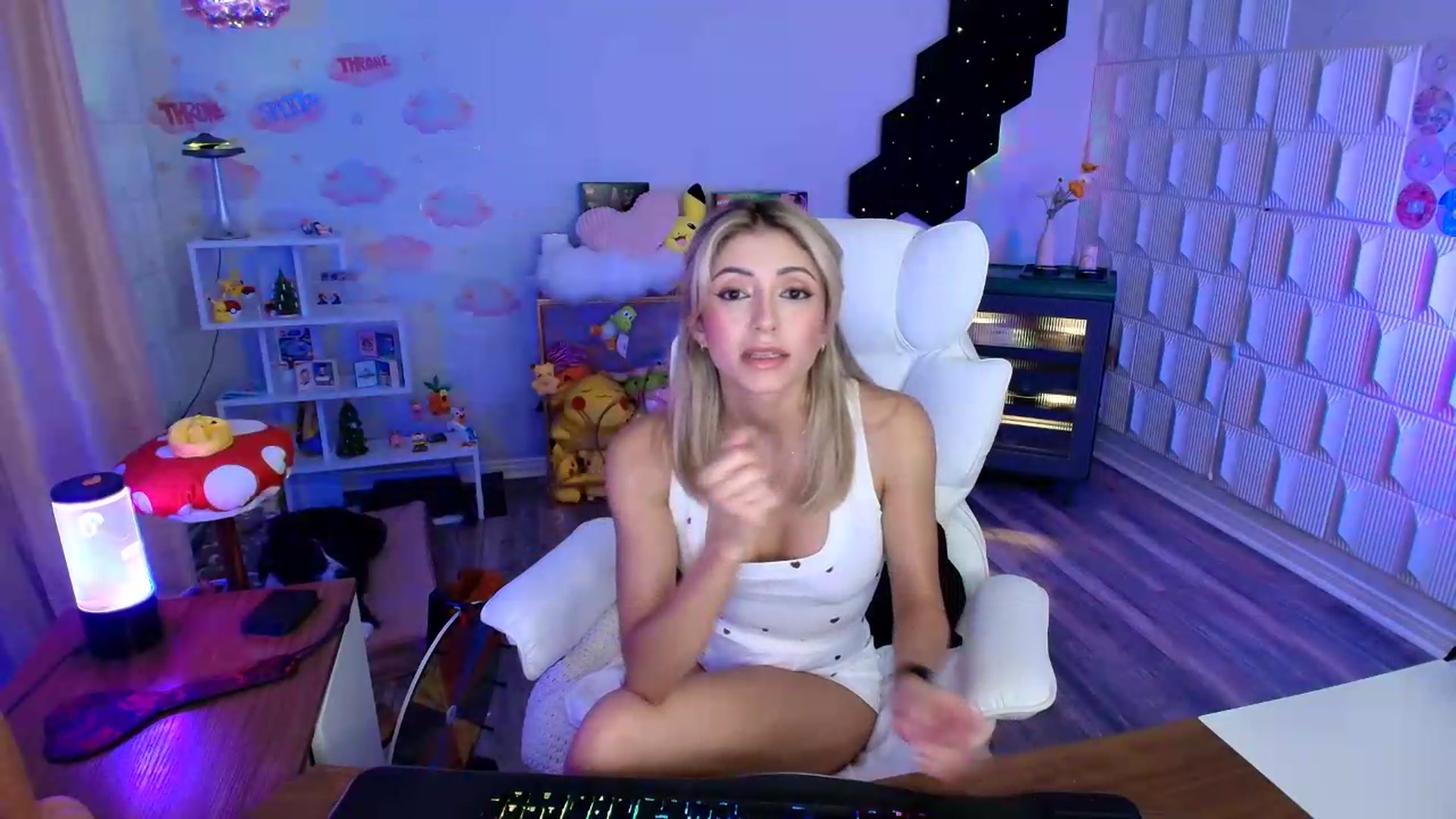 Gallery image thumbnail from kaydolll's myfreecams stream on, 08/13/2026, 09:35 image 12 of 20