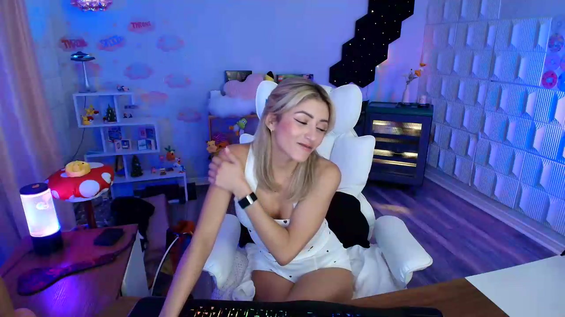 Gallery image thumbnail from kaydolll's myfreecams stream on, 08/13/2026, 09:35 image 17 of 20