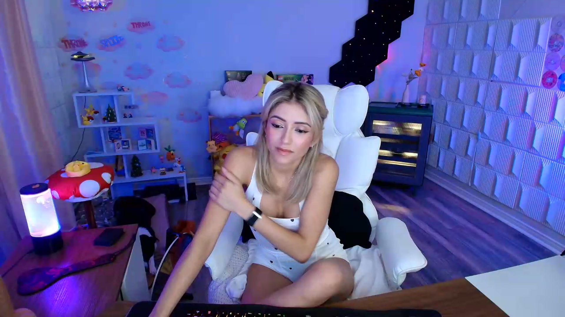 Gallery image thumbnail from kaydolll's myfreecams stream on, 08/13/2026, 09:35 image 20 of 20