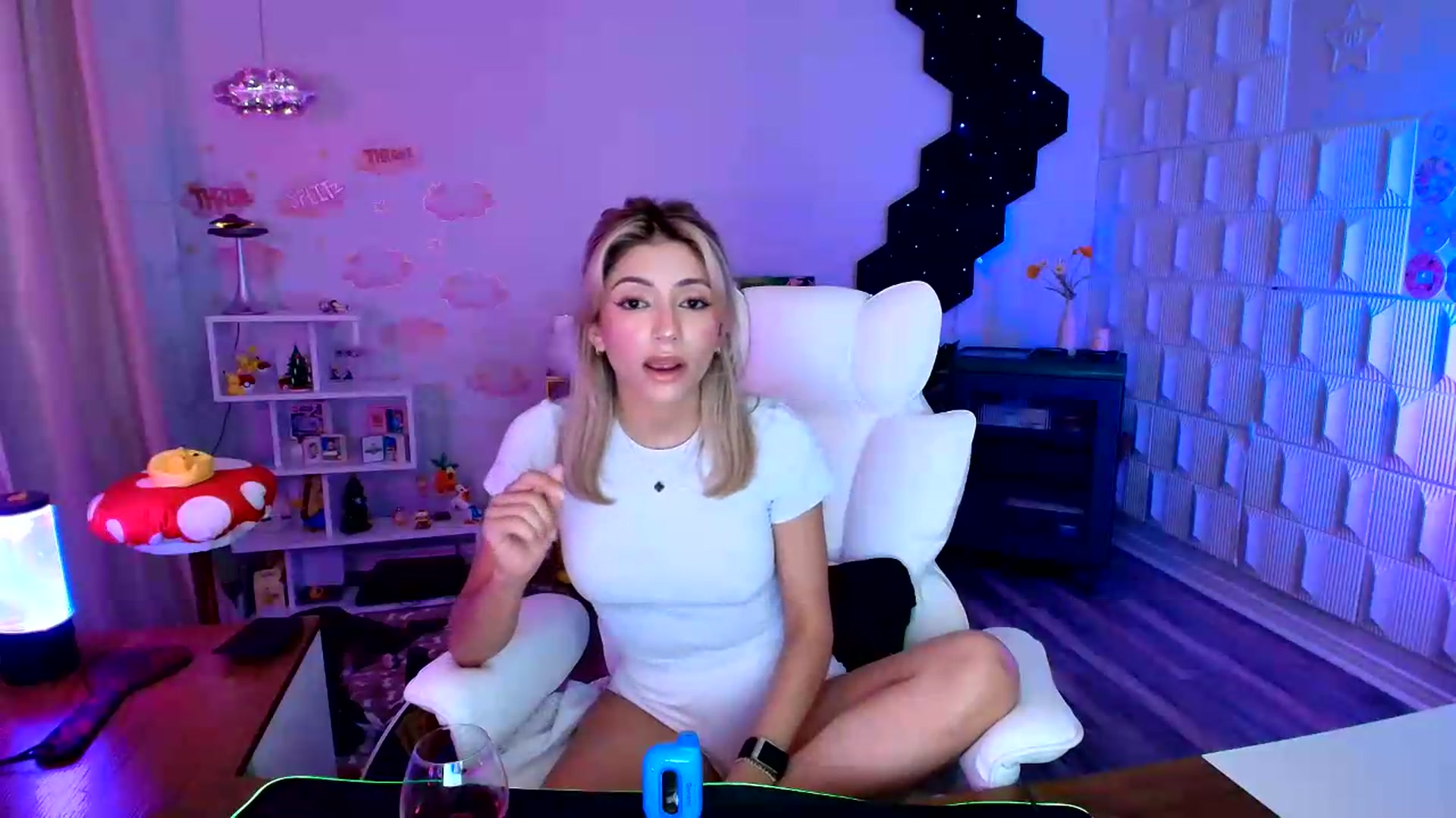 Gallery image thumbnail from kaydolll's myfreecams stream on, 08/20/2026, 07:20 image 14 of 20