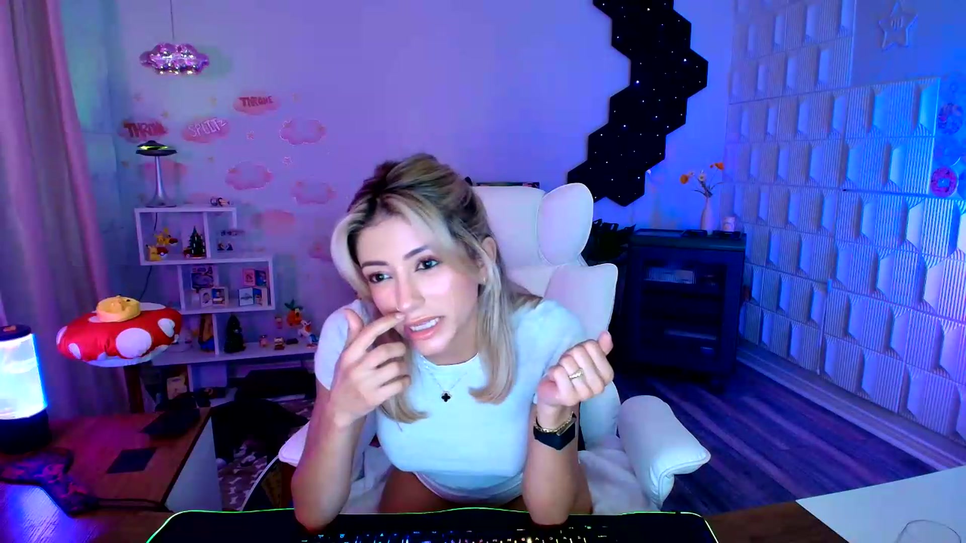 Gallery image thumbnail from kaydolll's myfreecams stream on, 08/20/2026, 07:20 image 10 of 20