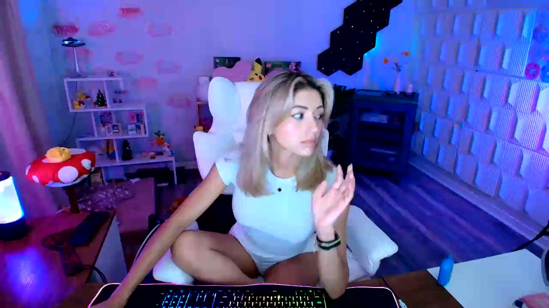 Gallery image thumbnail from kaydolll's myfreecams stream on, 08/20/2026, 07:20 image 4 of 20