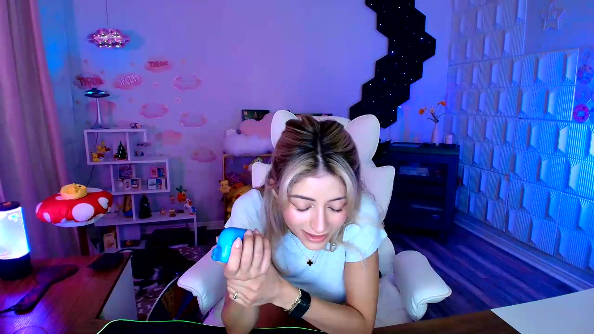 Gallery image thumbnail from kaydolll's myfreecams stream on, 08/20/2026, 07:20 image 17 of 20