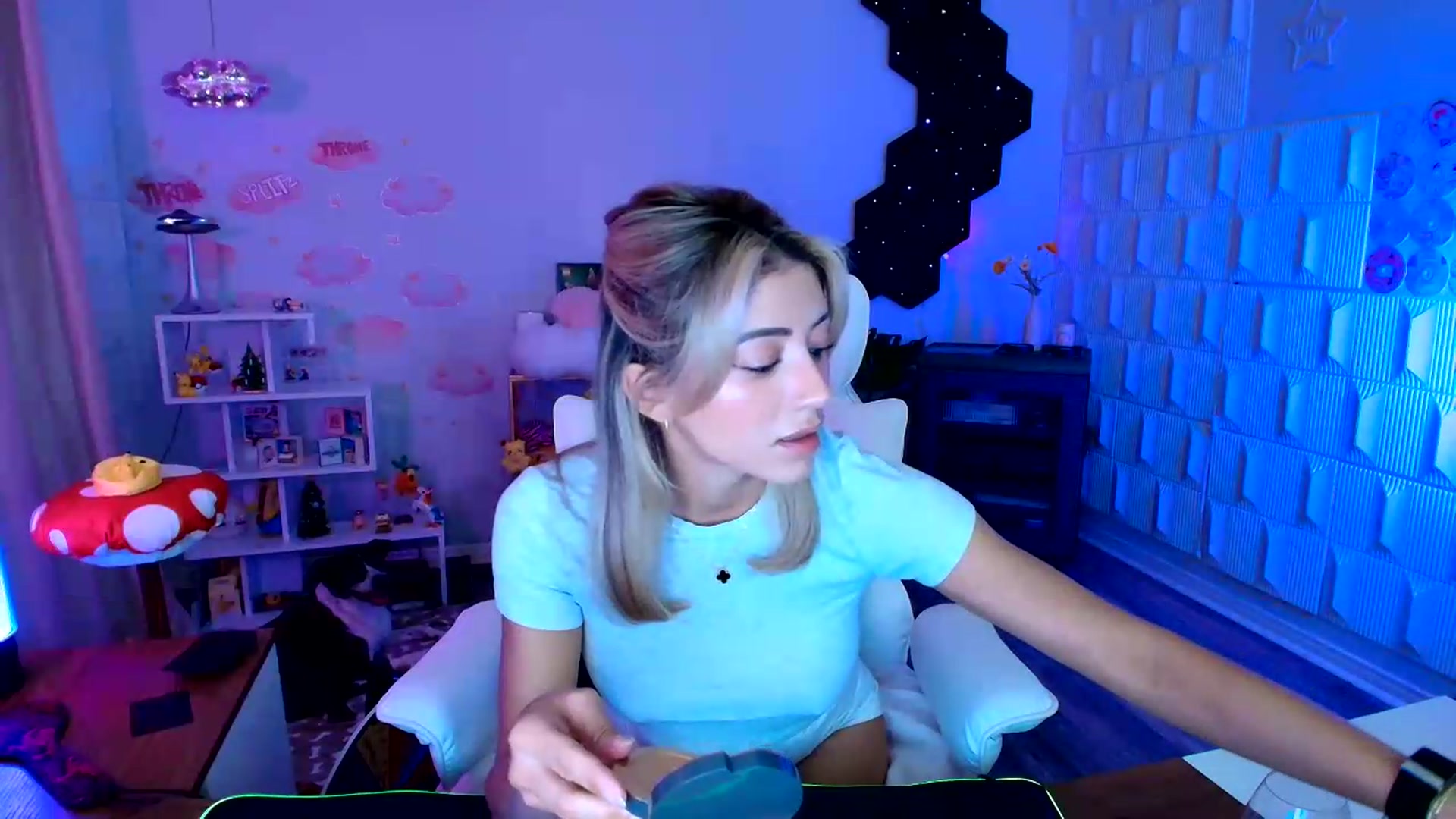 Gallery image thumbnail from kaydolll's myfreecams stream on, 08/20/2026, 07:20 image 9 of 20