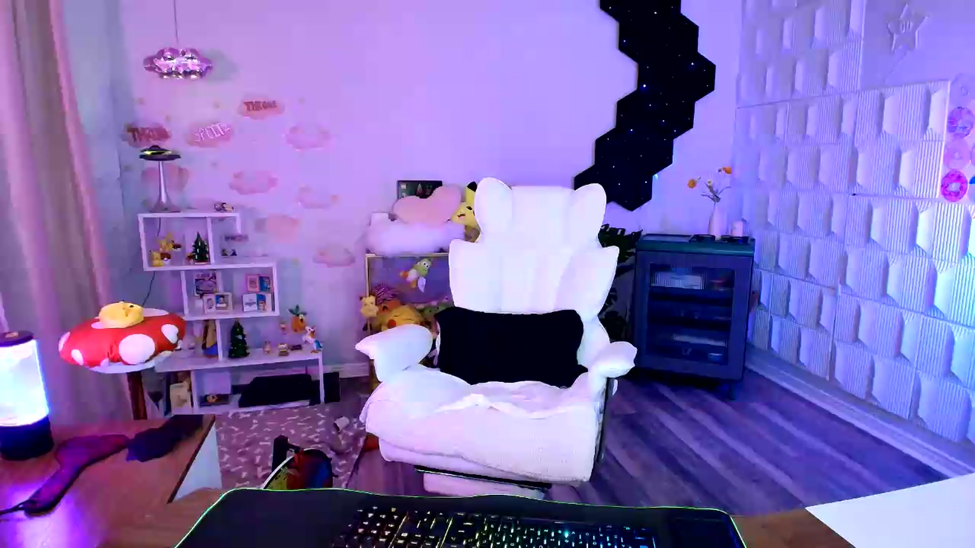 Gallery image thumbnail from kaydolll's myfreecams stream on, 08/20/2026, 08:17 image 1 of 20