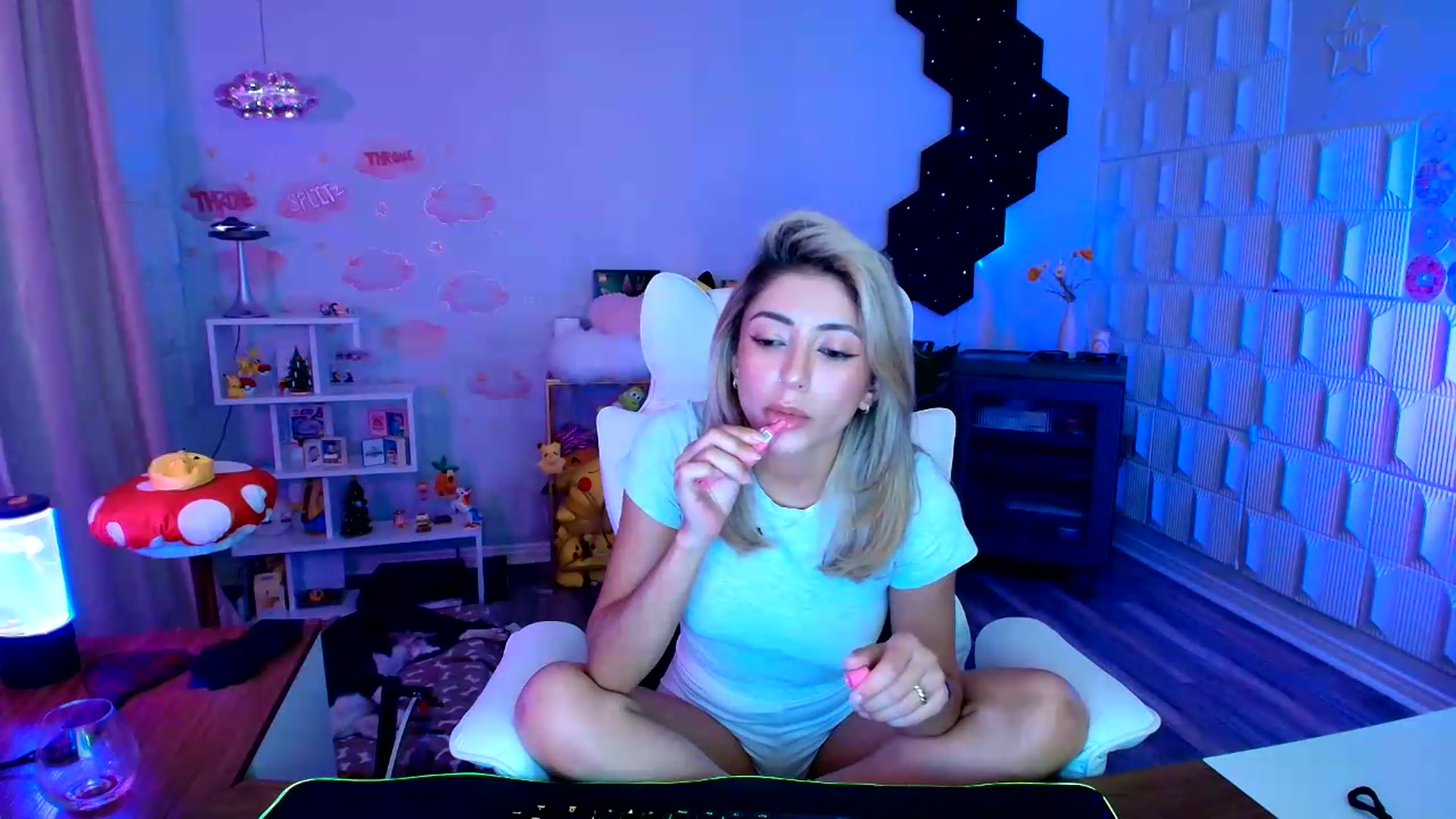 Gallery image thumbnail from kaydolll's myfreecams stream on, 08/20/2026, 08:17 image 14 of 20
