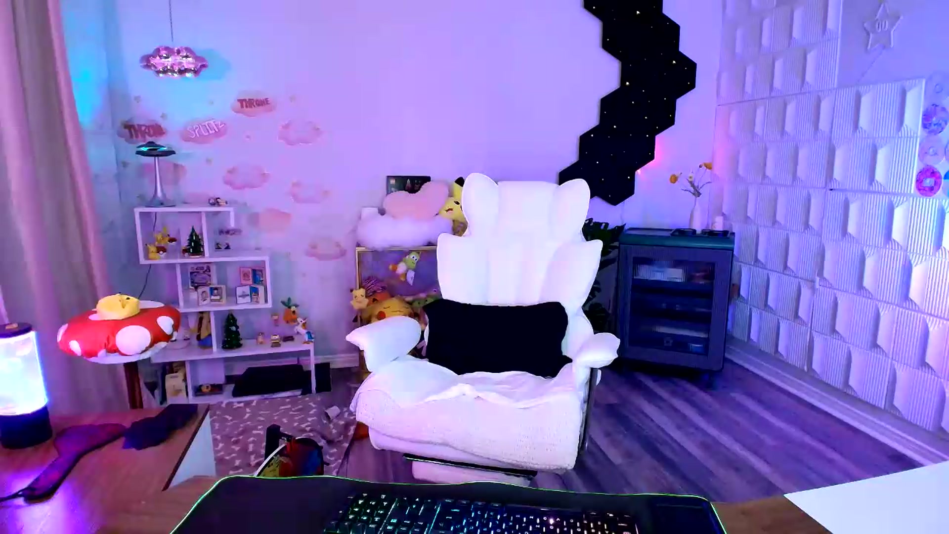 Gallery image thumbnail from kaydolll's myfreecams stream on, 08/20/2026, 08:17 image 2 of 20