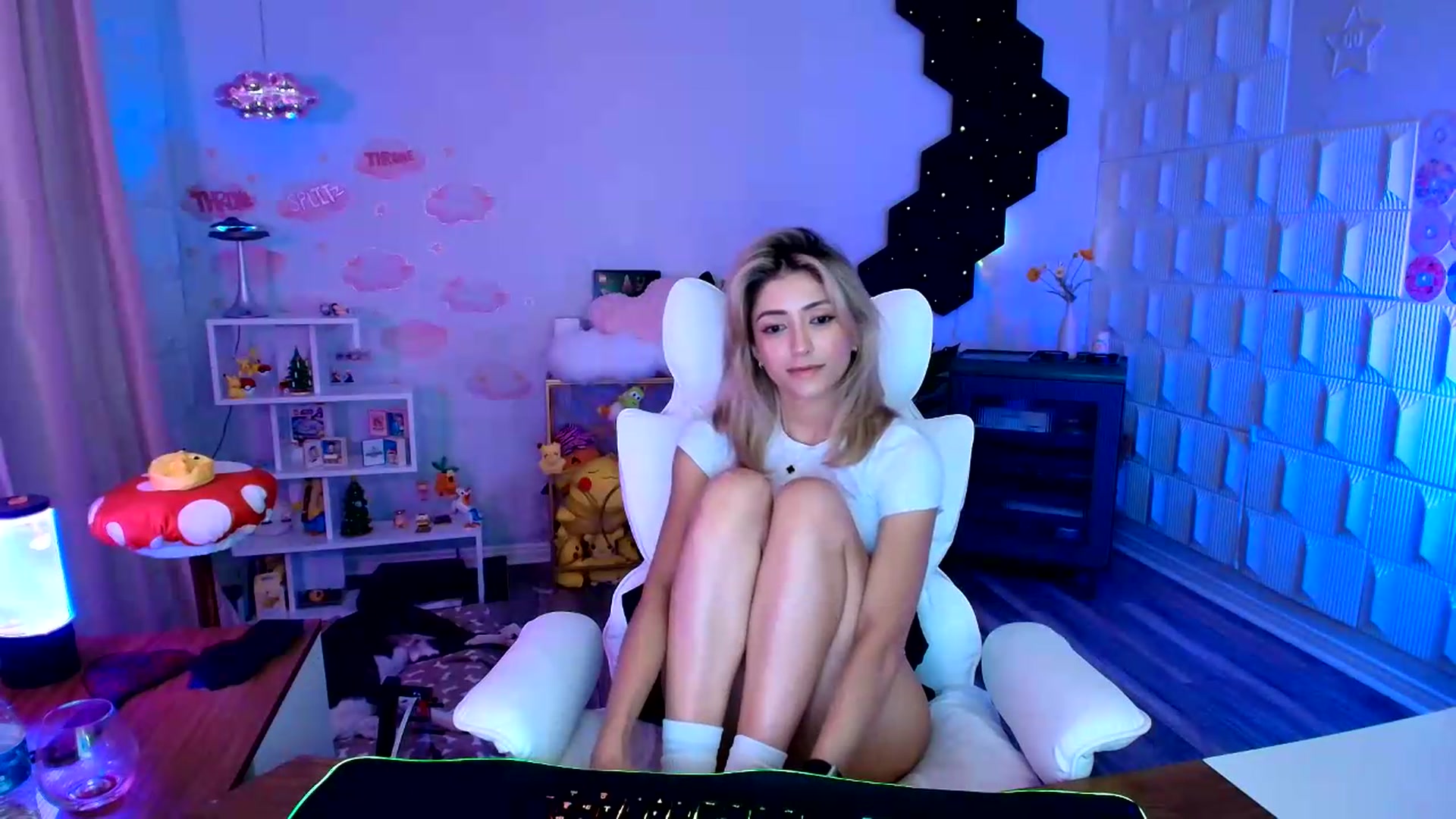 Gallery image thumbnail from kaydolll's myfreecams stream on, 08/20/2026, 08:17 image 18 of 20