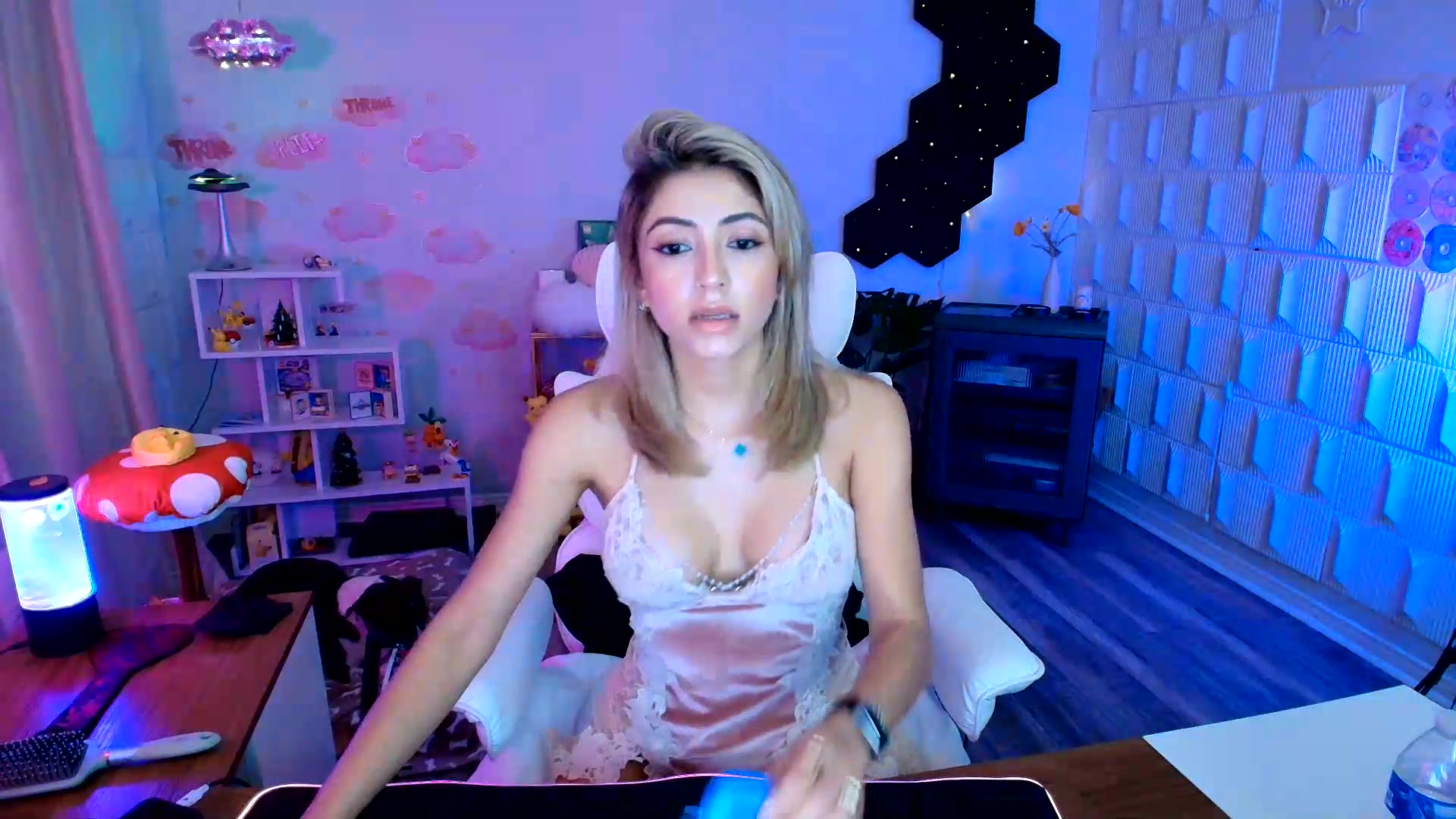 Gallery image thumbnail from kaydolll's myfreecams stream on, 08/21/2026, 07:27 image 18 of 20