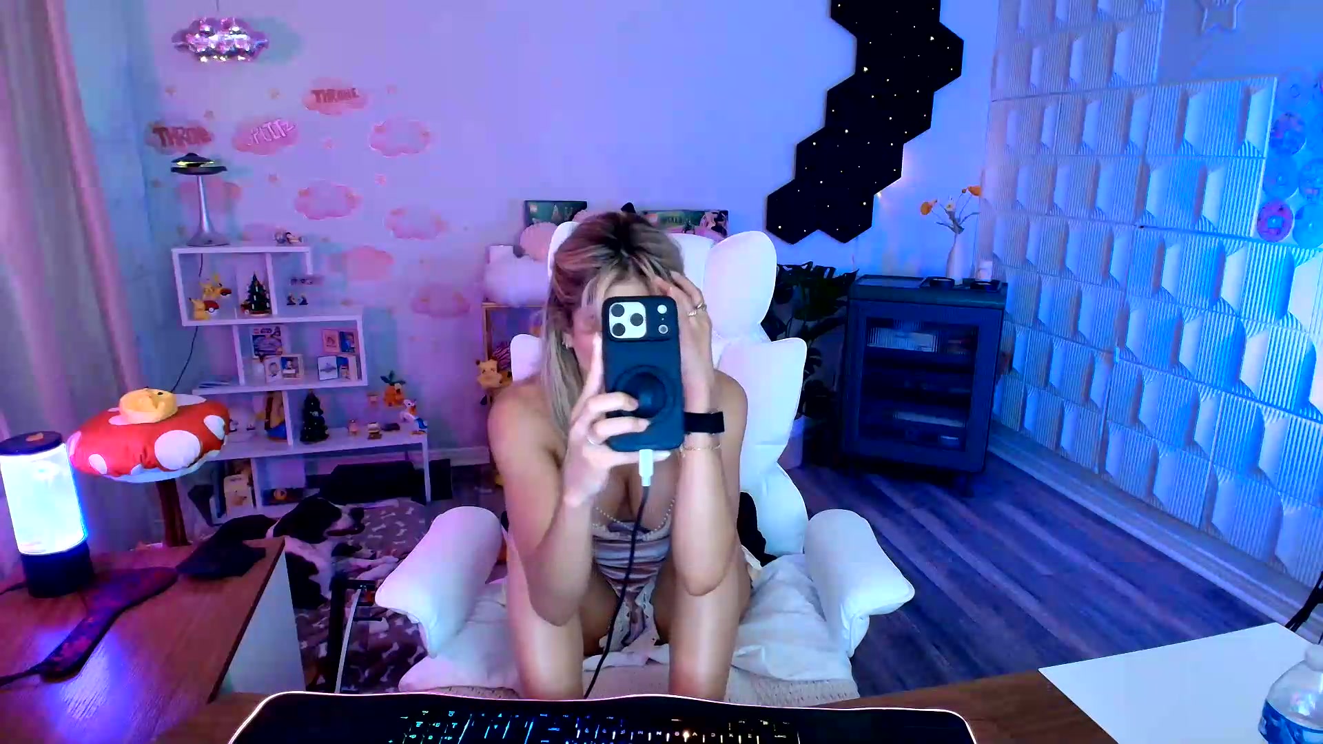Gallery image thumbnail from kaydolll's myfreecams stream on, 08/21/2026, 07:27 image 14 of 20