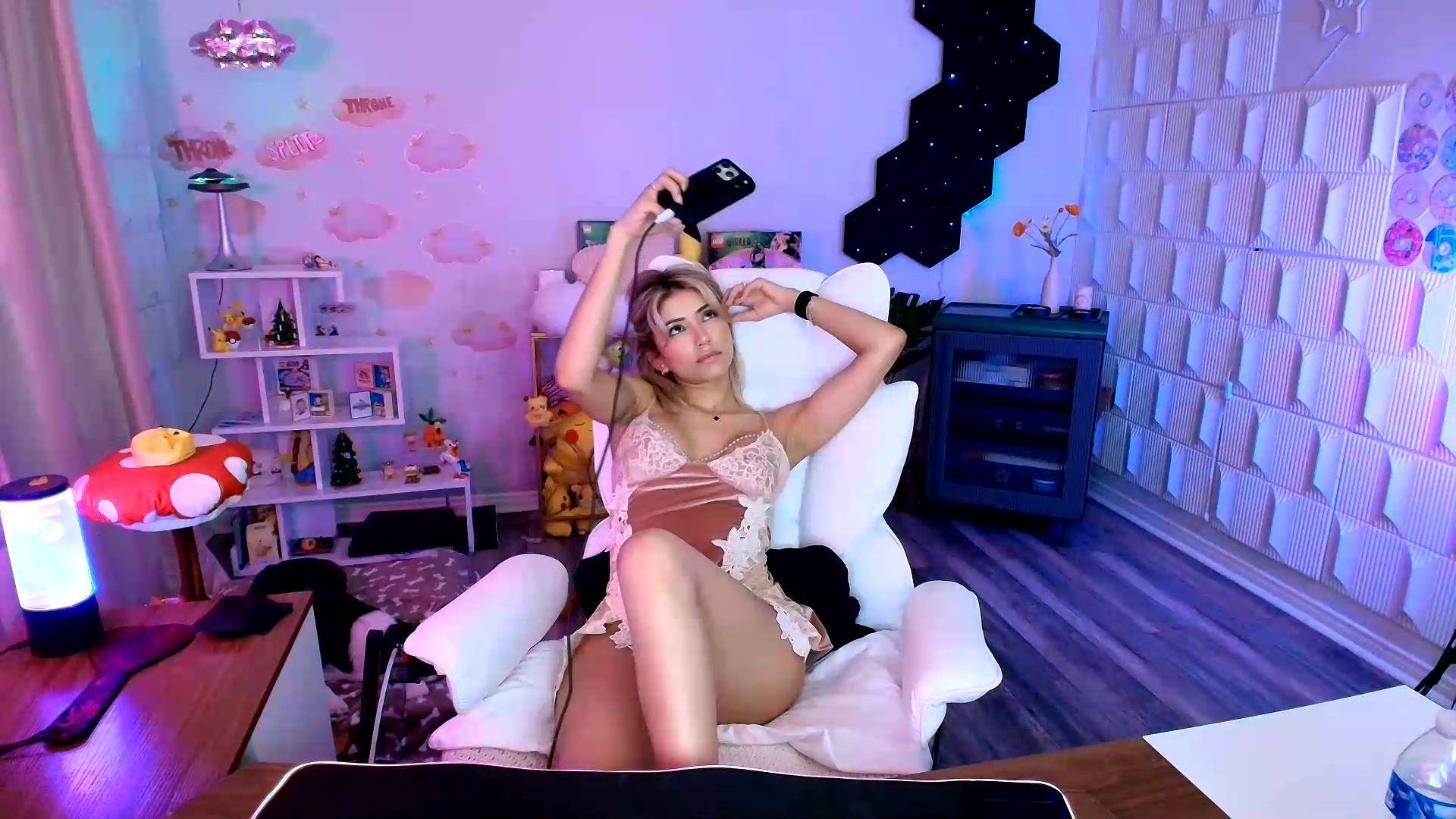Gallery image thumbnail from kaydolll's myfreecams stream on, 08/21/2026, 07:27 image 15 of 20