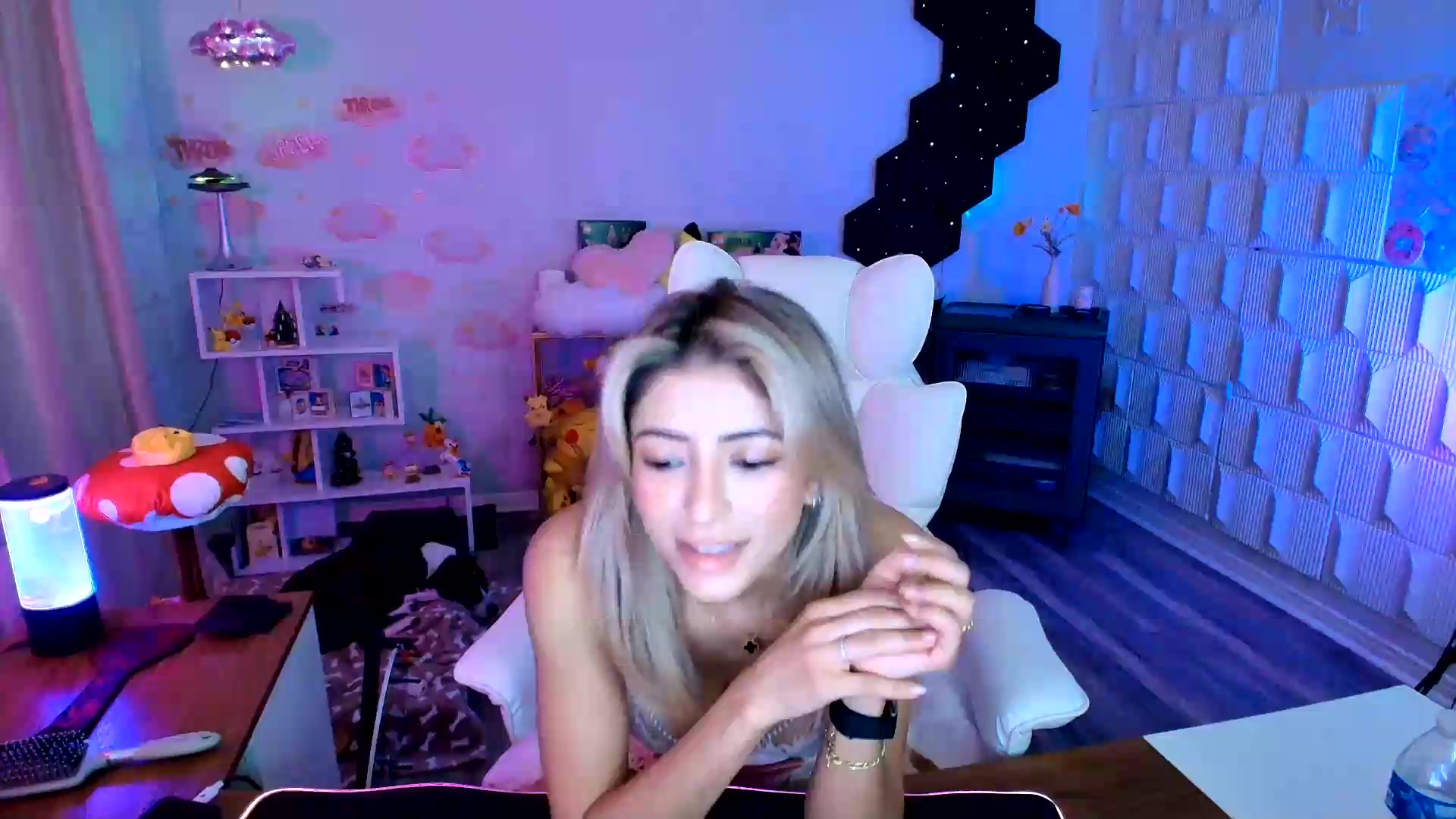 Gallery image thumbnail from kaydolll's myfreecams stream on, 08/21/2026, 07:27 image 20 of 20