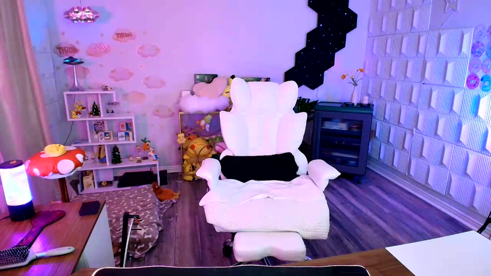 Gallery image thumbnail from kaydolll's myfreecams stream on, 08/21/2026, 10:33 image 4 of 20