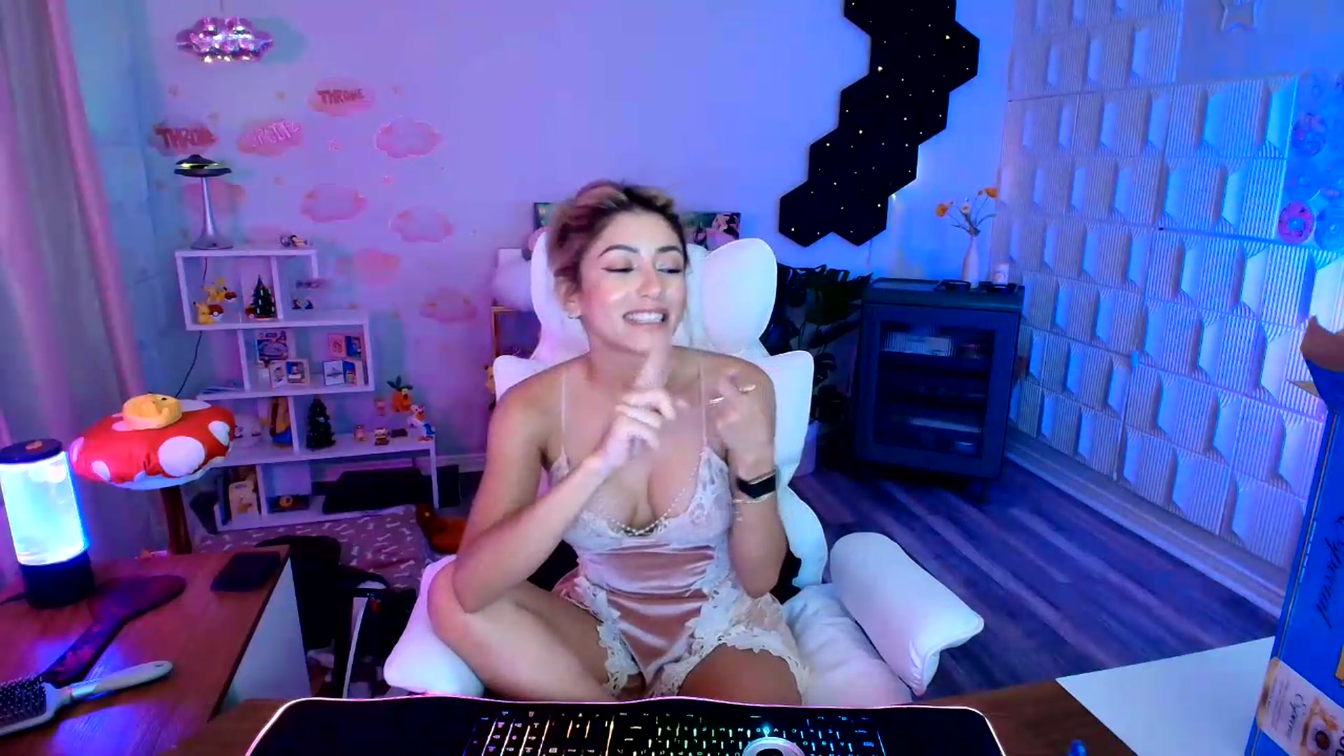 Gallery image thumbnail from kaydolll's myfreecams stream on, 08/21/2026, 10:33 image 16 of 20