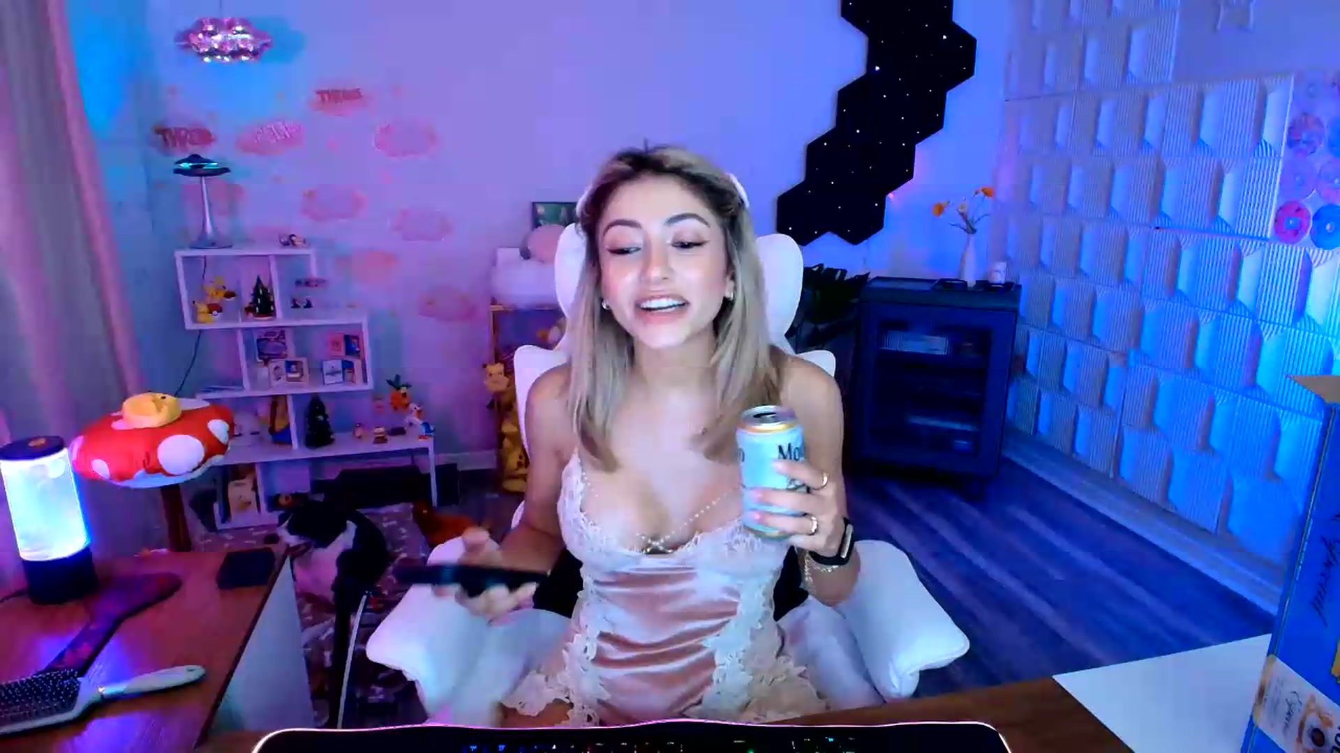 Gallery image thumbnail from kaydolll's myfreecams stream on, 08/21/2026, 10:33 image 7 of 20