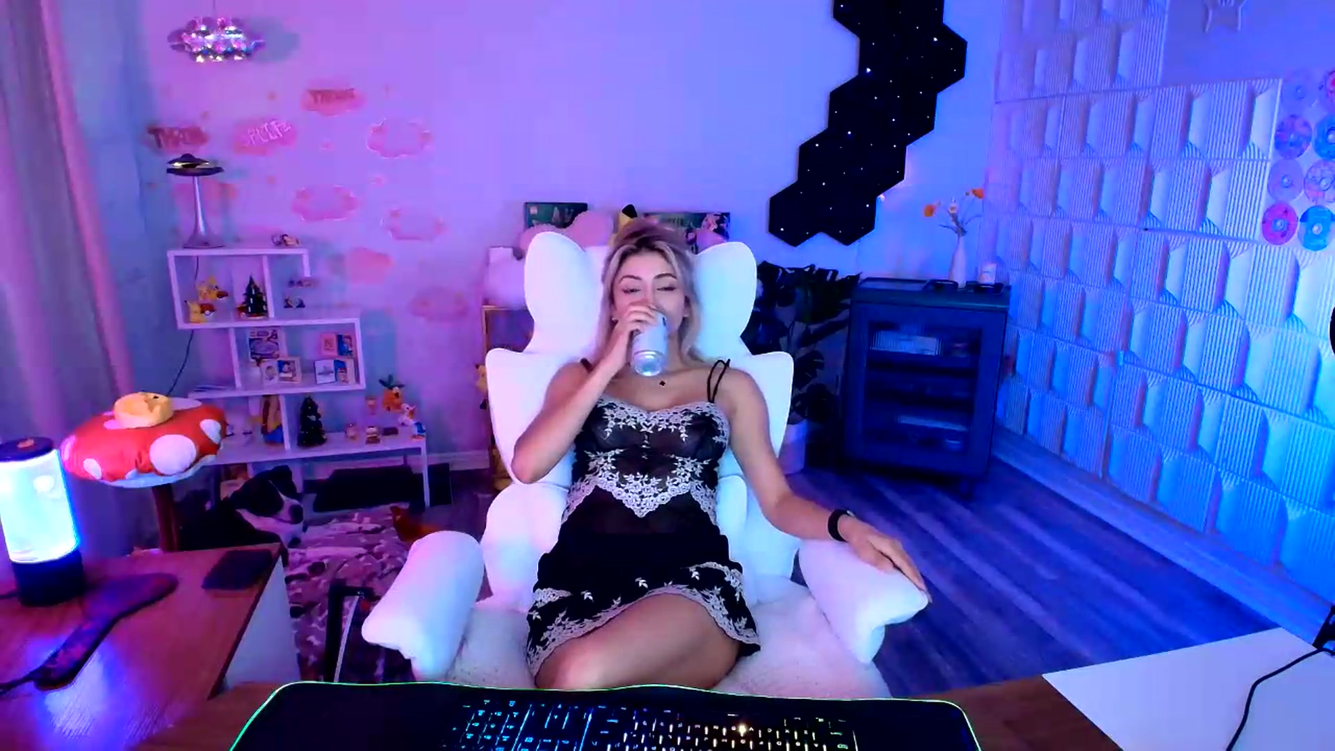 Gallery image thumbnail from kaydolll's myfreecams stream on, 08/22/2026, 06:02 image 9 of 20