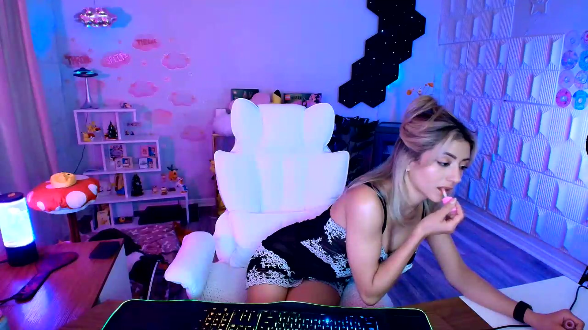 Gallery image thumbnail from kaydolll's myfreecams stream on, 08/22/2026, 06:02 image 15 of 20