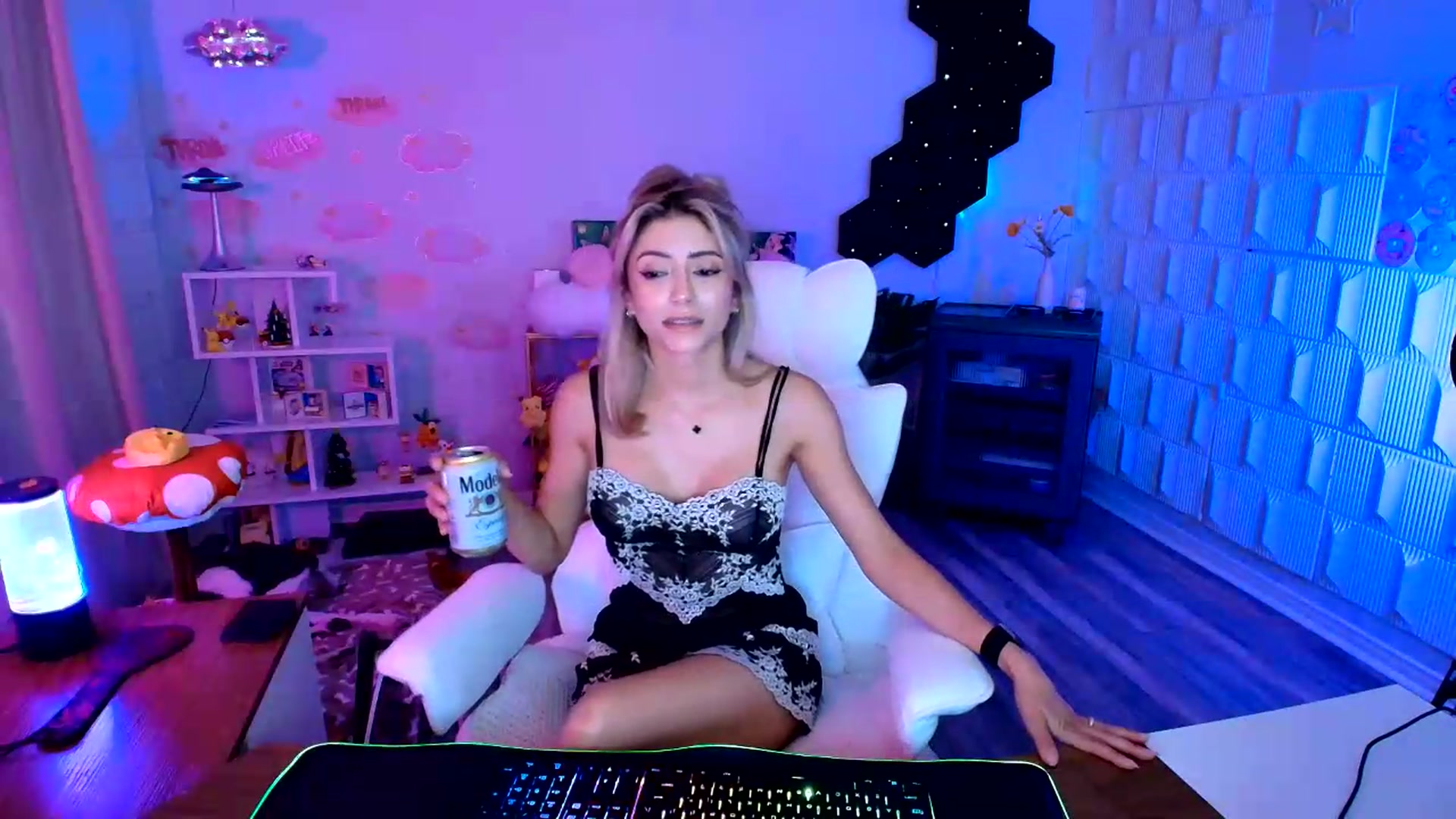 Gallery image thumbnail from kaydolll's myfreecams stream on, 08/22/2026, 06:02 image 8 of 20