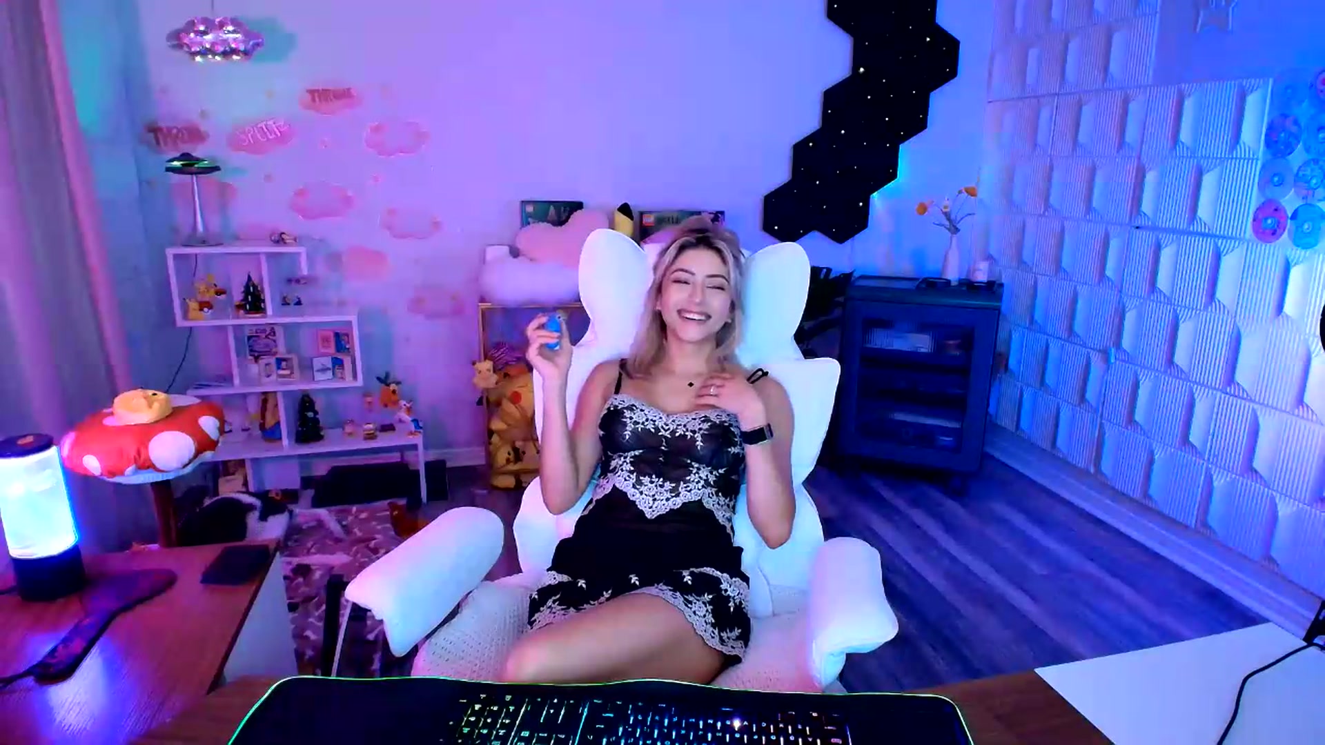 Gallery image thumbnail from kaydolll's myfreecams stream on, 08/22/2026, 06:02 image 10 of 20