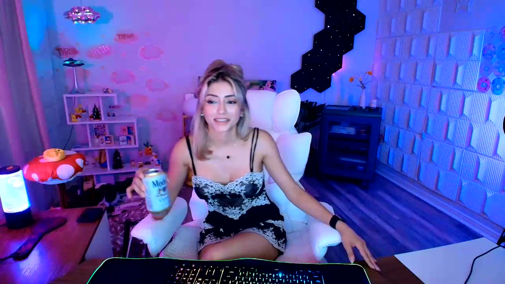 Gallery image thumbnail from kaydolll's myfreecams stream on, 08/22/2026, 06:02 image 7 of 20