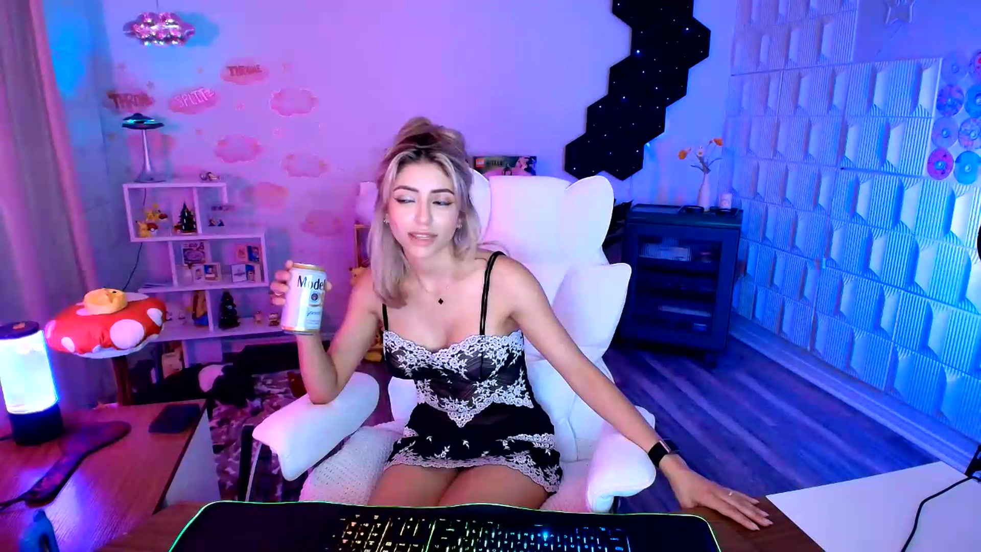 Gallery image thumbnail from kaydolll's myfreecams stream on, 08/22/2026, 06:02 image 11 of 20