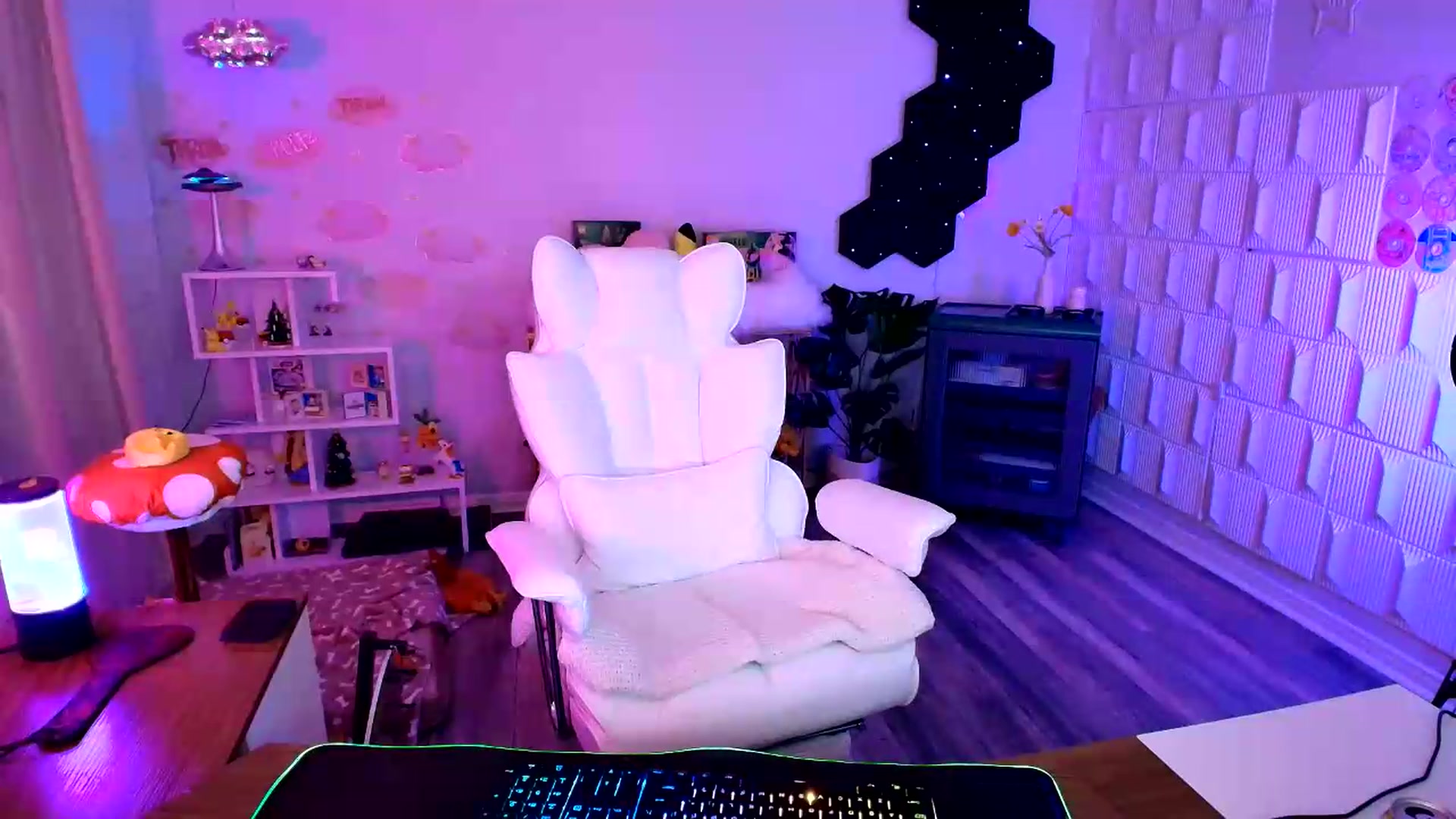 Gallery image thumbnail from kaydolll's myfreecams stream on, 08/22/2026, 06:02 image 19 of 20