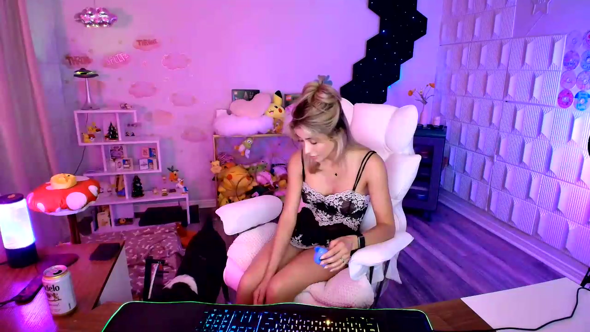 Gallery image thumbnail from kaydolll's myfreecams stream on, 08/22/2026, 06:02 image 13 of 20