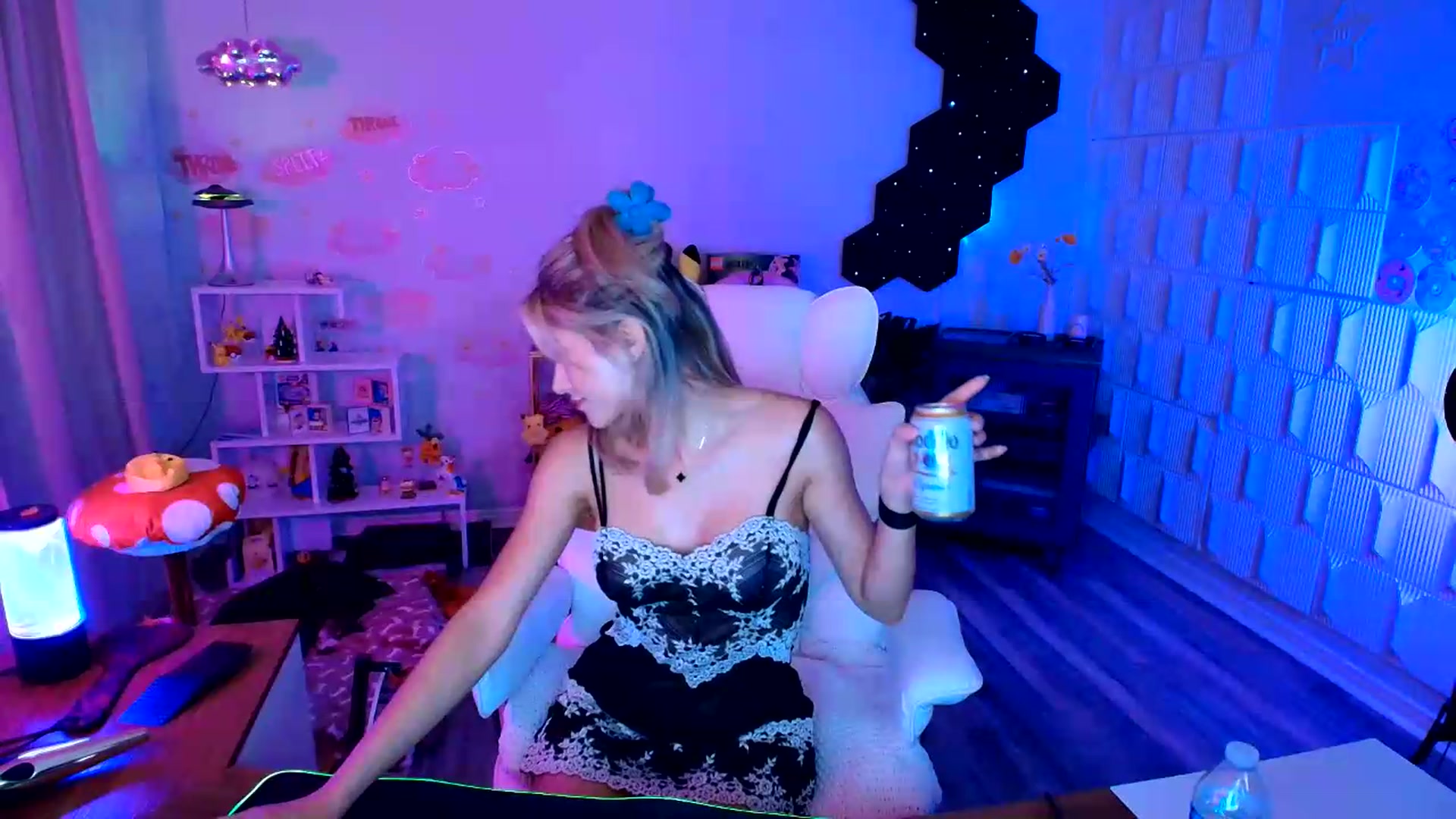 Gallery image thumbnail from kaydolll's myfreecams stream on, 08/22/2026, 08:40 image 19 of 20