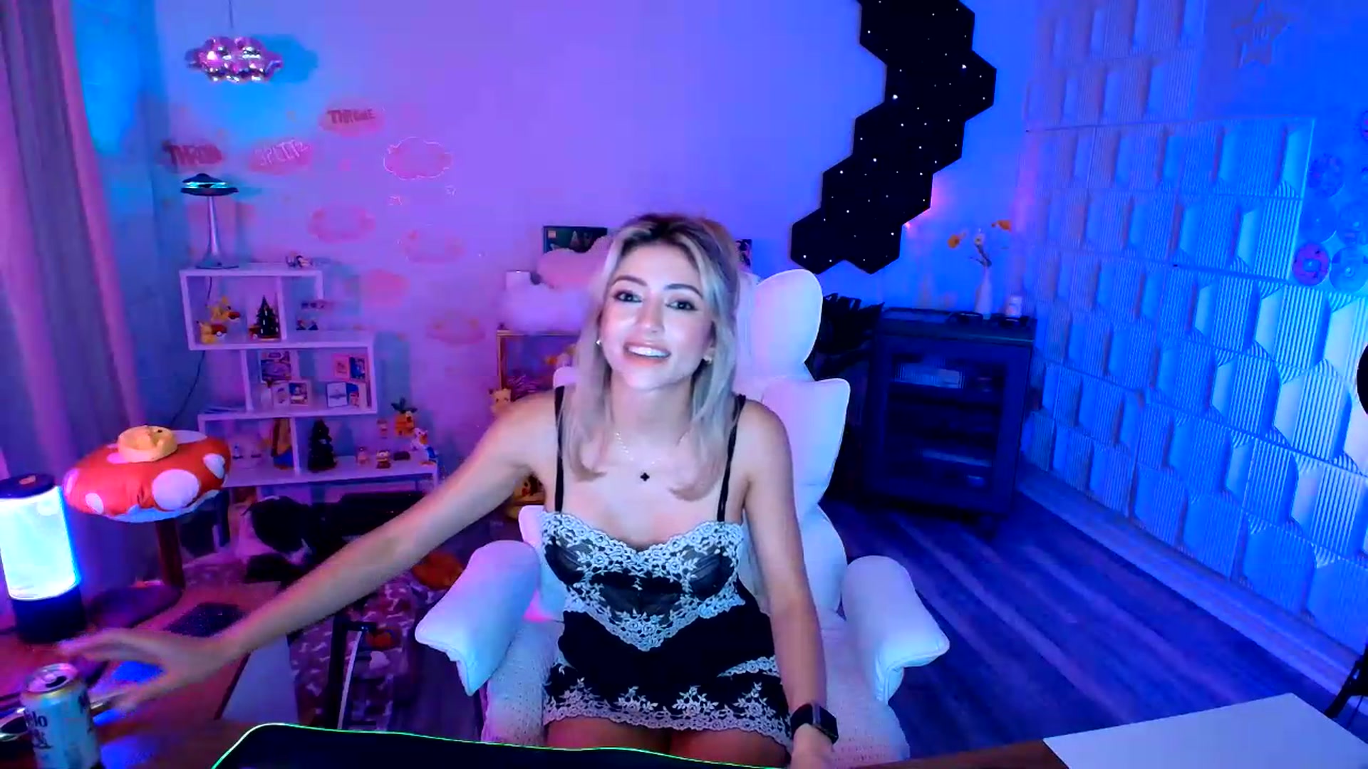 Gallery image thumbnail from kaydolll's myfreecams stream on, 08/22/2026, 08:40 image 14 of 20
