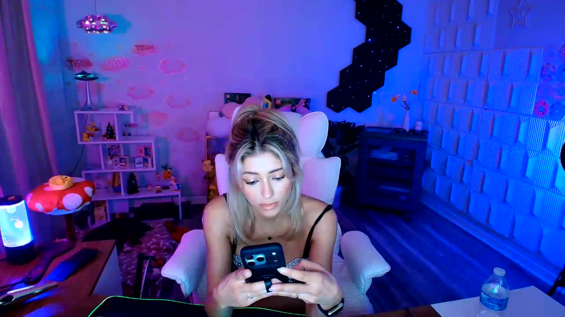 Gallery image thumbnail from kaydolll's myfreecams stream on, 08/22/2026, 08:40 image 20 of 20