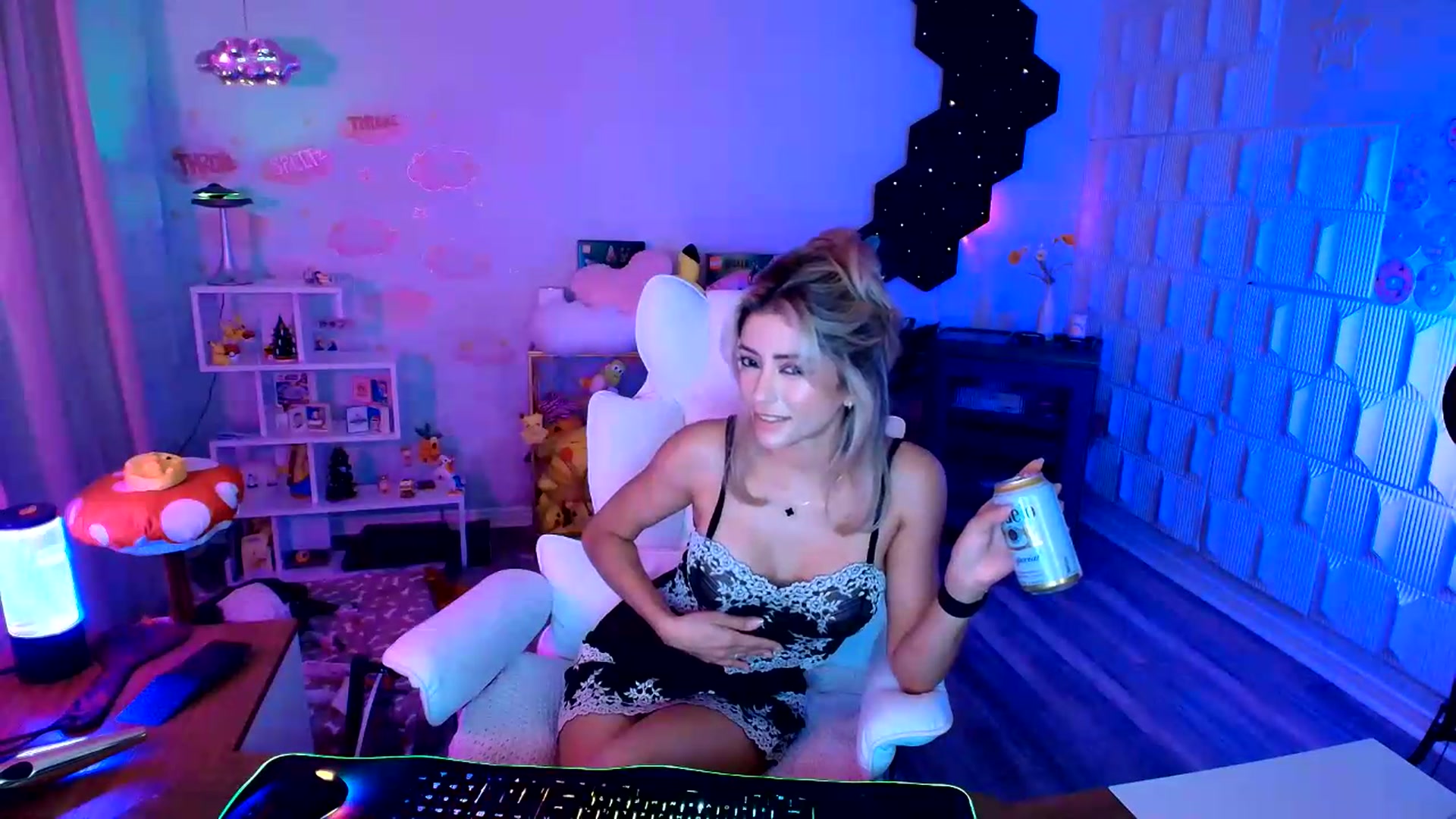 Gallery image thumbnail from kaydolll's myfreecams stream on, 08/22/2026, 08:40 image 4 of 20