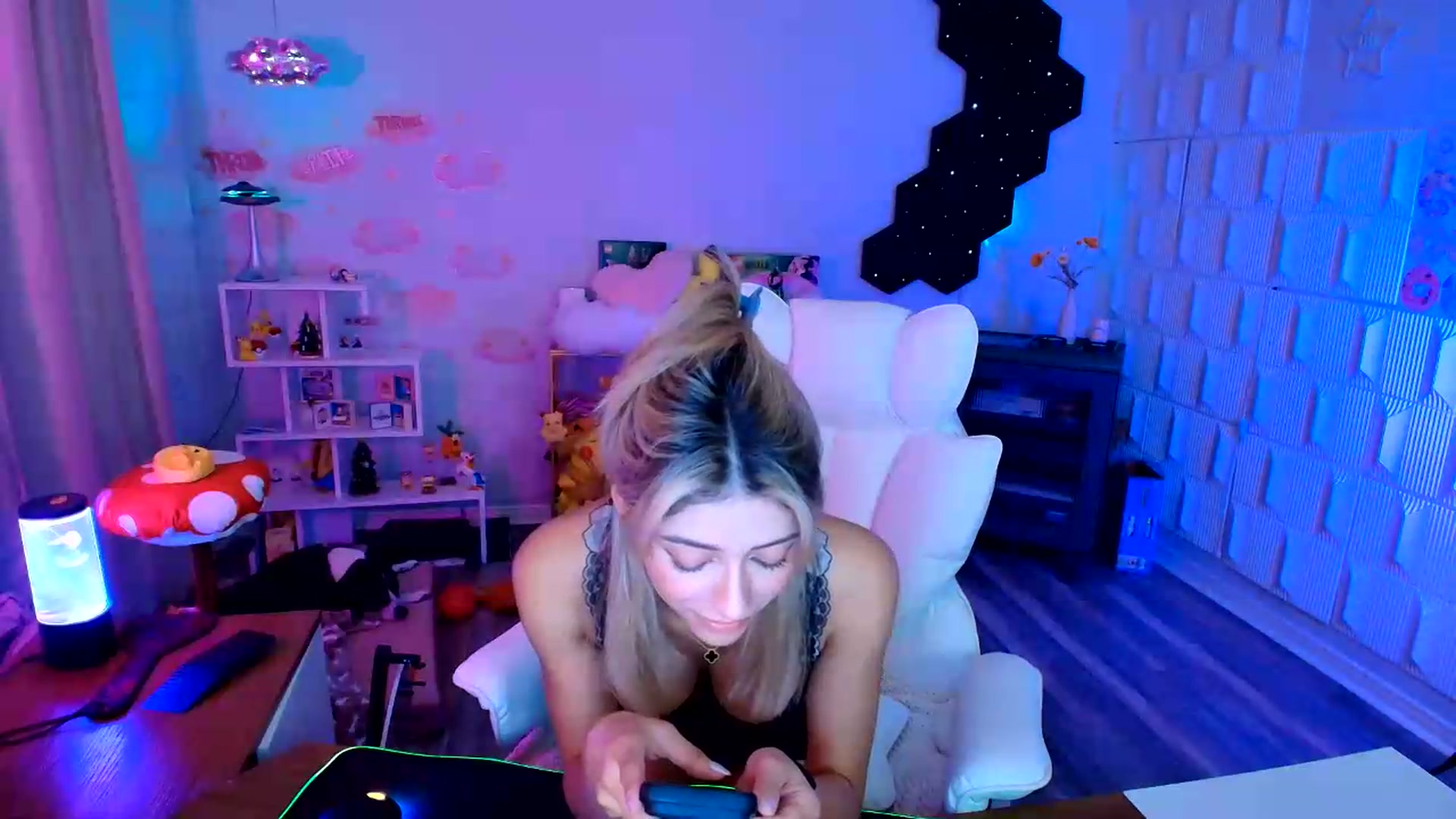 Gallery image thumbnail from kaydolll's myfreecams stream on, 08/27/2026, 08:29 image 11 of 20