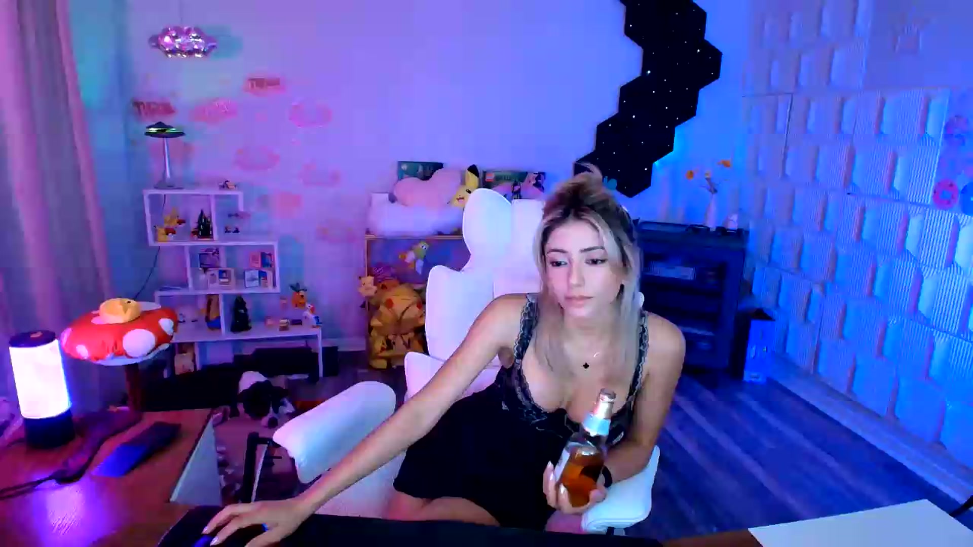 Gallery image thumbnail from kaydolll's myfreecams stream on, 08/27/2026, 08:29 image 7 of 20
