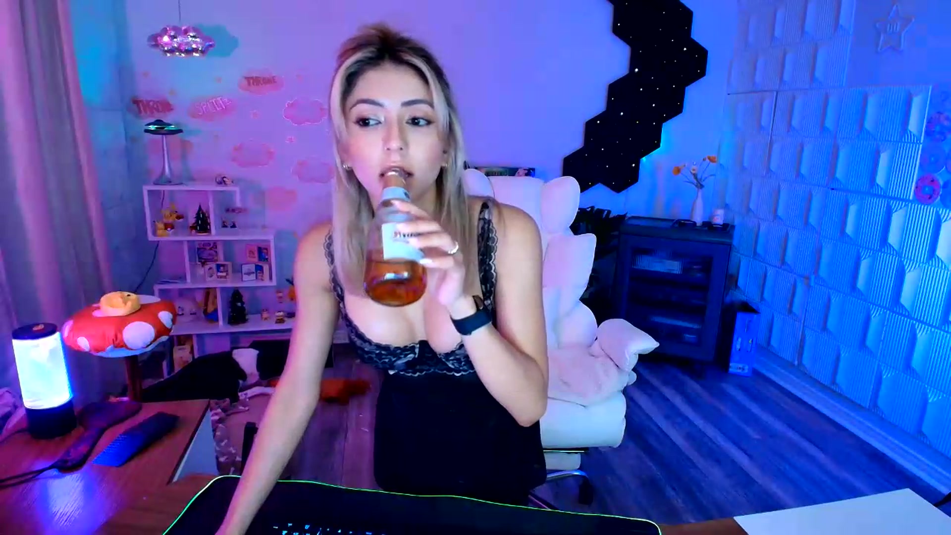 Gallery image thumbnail from kaydolll's myfreecams stream on, 08/27/2026, 08:29 image 10 of 20