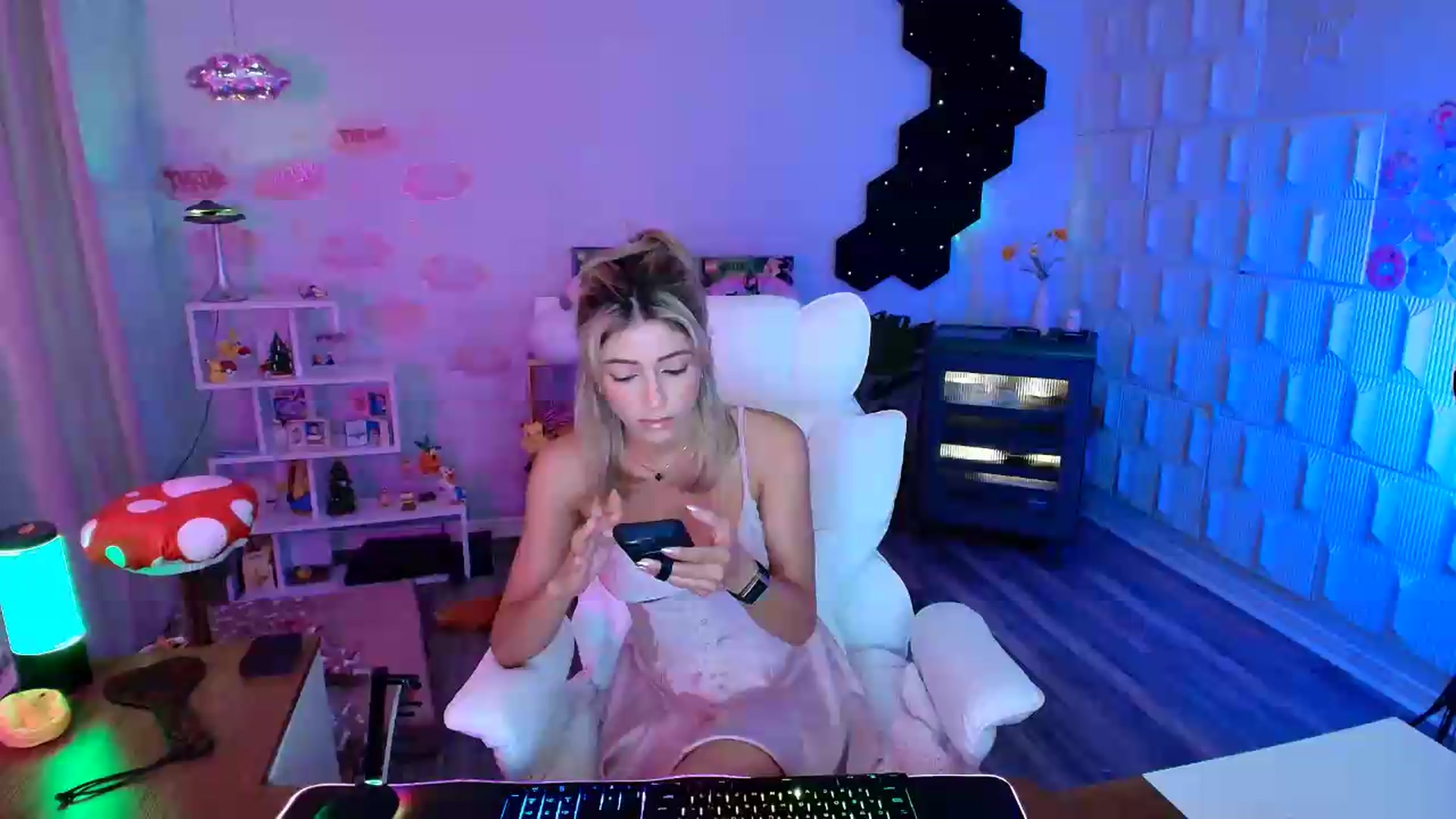 Gallery image thumbnail from kaydolll's myfreecams stream on, 08/28/2026, 05:26 image 4 of 20