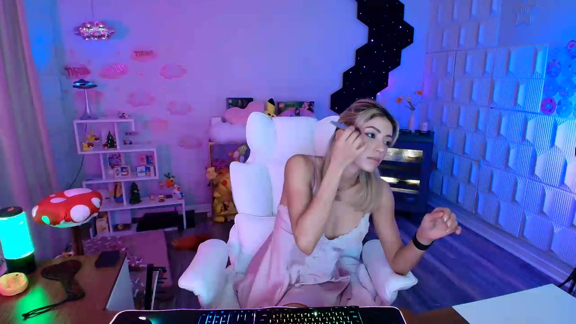 Gallery image thumbnail from kaydolll's myfreecams stream on, 08/28/2026, 05:26 image 10 of 20
