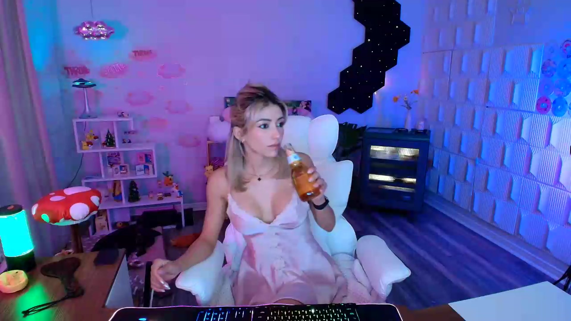 Gallery image thumbnail from kaydolll's myfreecams stream on, 08/28/2026, 05:26 image 13 of 20