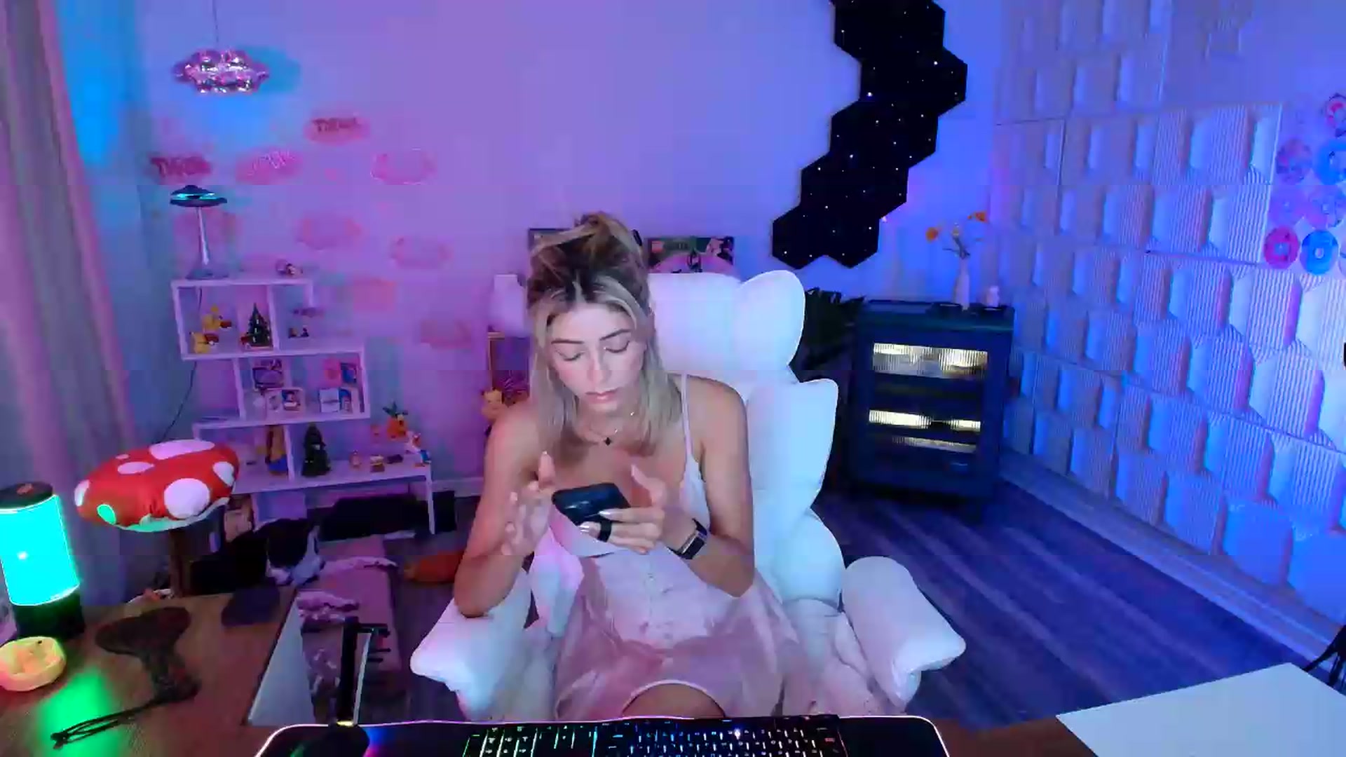 Gallery image thumbnail from kaydolll's myfreecams stream on, 08/28/2026, 05:26 image 3 of 20