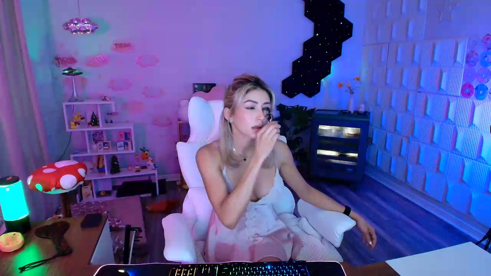Gallery image thumbnail from kaydolll's myfreecams stream on, 08/28/2026, 05:26 image 11 of 20