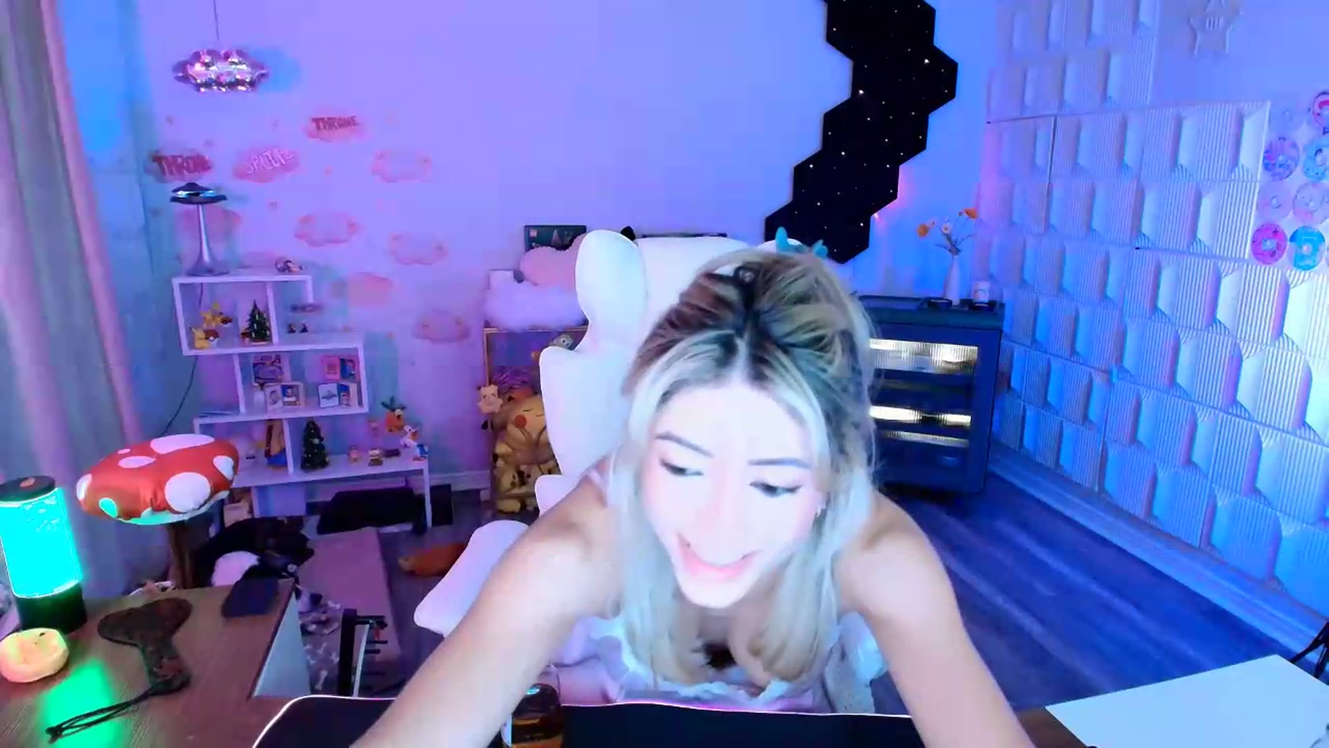 Gallery image thumbnail from kaydolll's myfreecams stream on, 08/28/2026, 07:58 image 19 of 20