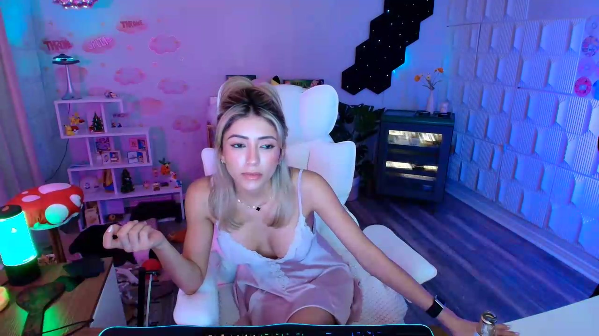 Gallery image thumbnail from kaydolll's myfreecams stream on, 08/28/2026, 09:55 image 19 of 20