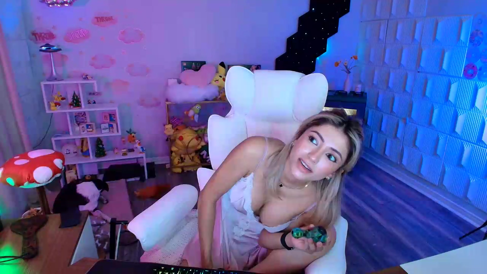 Gallery image thumbnail from kaydolll's myfreecams stream on, 08/28/2026, 09:55 image 13 of 20