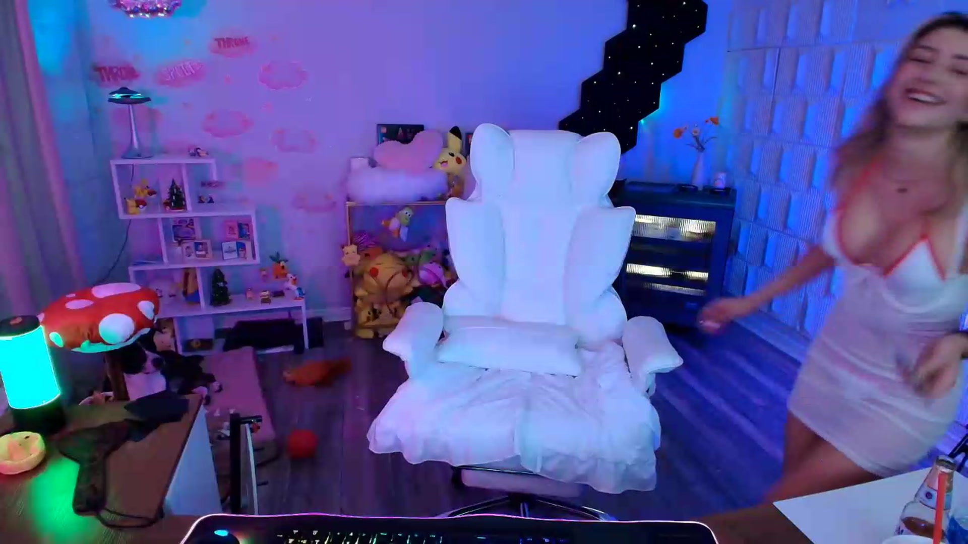 Gallery image thumbnail from kaydolll's myfreecams stream on, 08/29/2026, 09:51 image 18 of 20