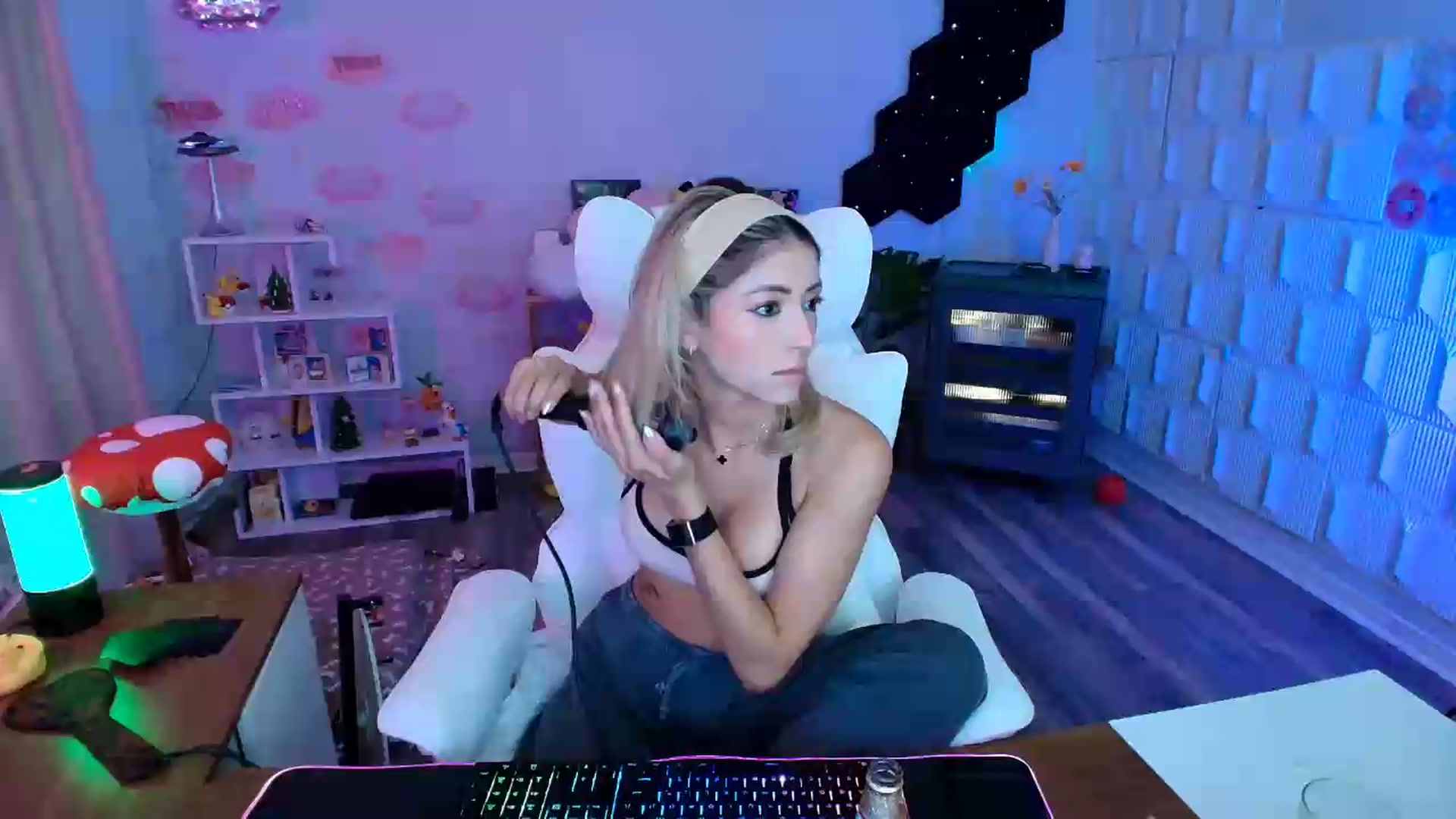 Gallery image thumbnail from kaydolll's myfreecams stream on, 08/30/2026, 06:37 image 15 of 20