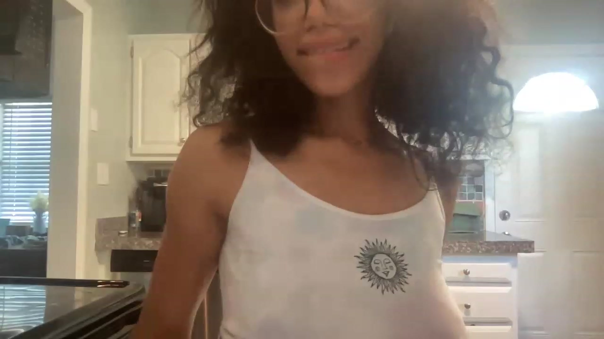 Gallery image thumbnail from kayleemarlee_'s myfreecams stream on, 03/29/2023, 18:11 image 3 of 20