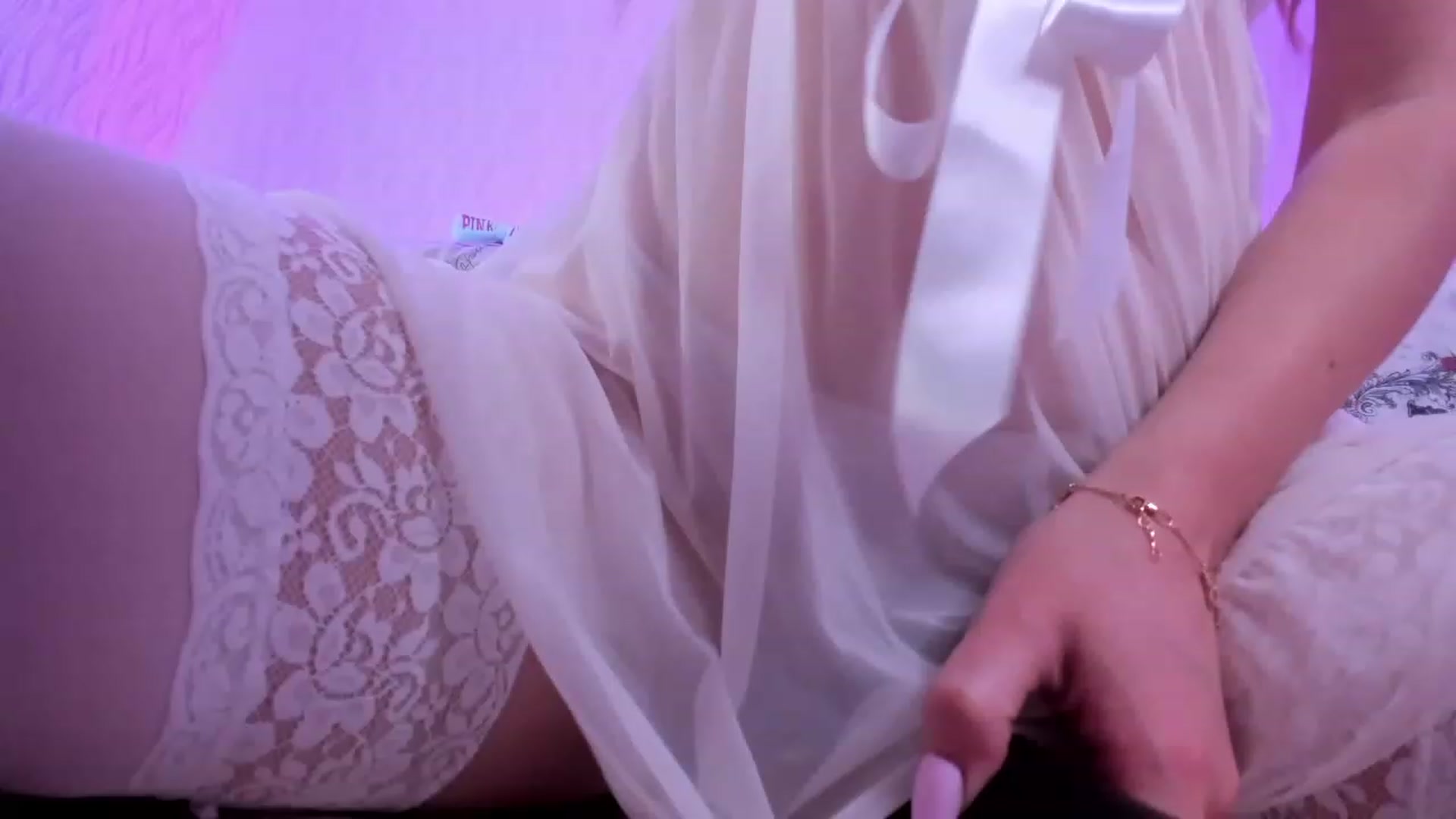 Gallery image thumbnail from kelly__grace_'s myfreecams stream on, 12/03/2022, 18:24 image 16 of 20
